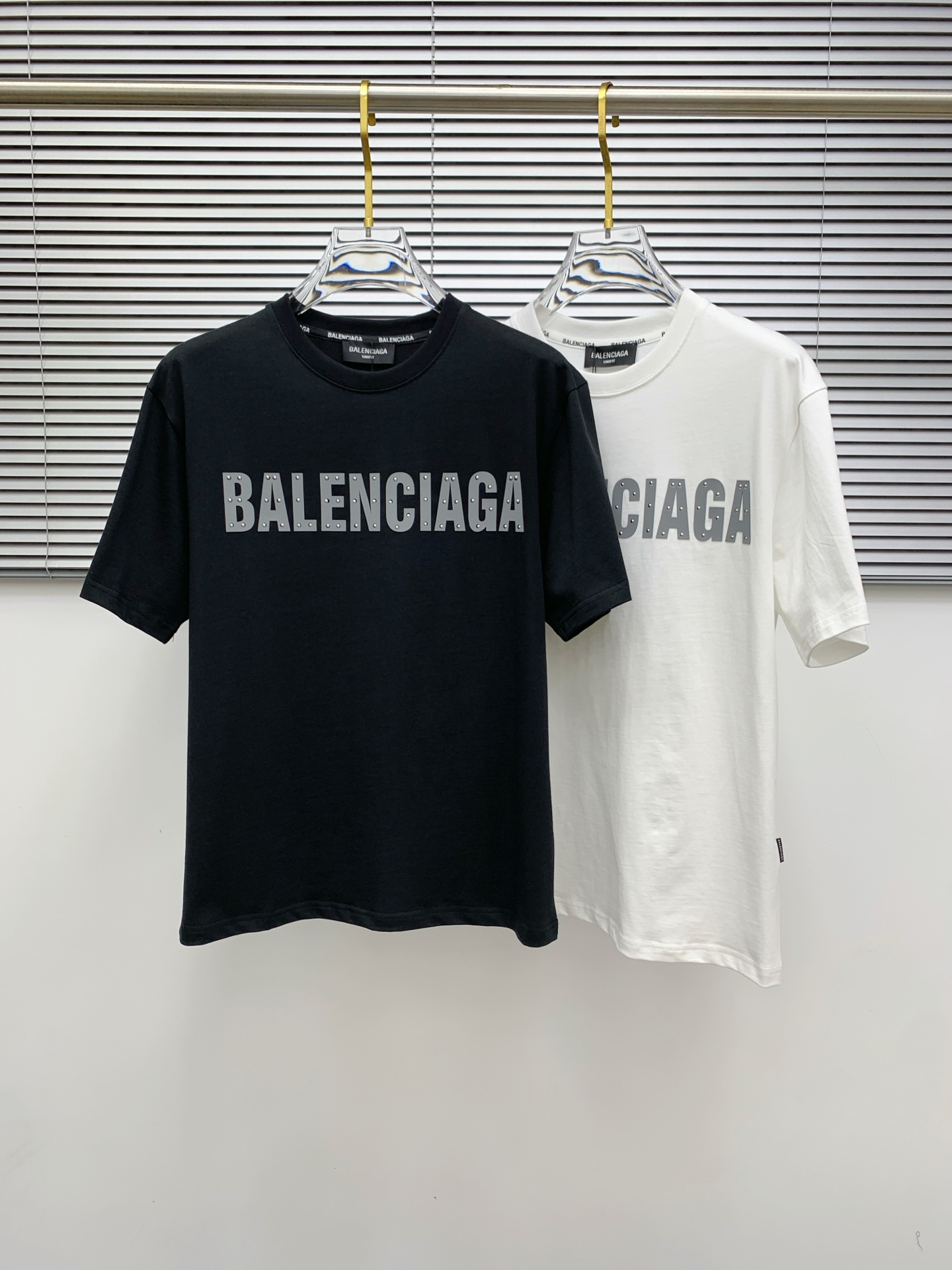 NO:416137,Balenciaga 2025 summer new short-sleeved T-shirt, the personalized art series exclusively released on the entire network. The versatile details are perfectly processed and pure cotton fabric is very exquisite. Original fabric. The same high-quality and comfortable hand feels very fashionable and personalized. A super versatile and beautiful style for men and women. The same color is black and white. M-3XL, balenciaga, T-shirt,tees, t-shirt,alexander wang19860909巴黎世家2025夏季新款短袖T恤,个性艺术系列全网独家首发 百搭款细节处理完美纯棉面料十分精致 原版面料 网红明星同款高版本 高品质手感非常舒服 时尚又个性 超级百搭好看的一款男女同款颜色黑、白 码数M-3XL,,balenciaga,T-shirt,tees，t-shirt,alexander wang,Men's clothing