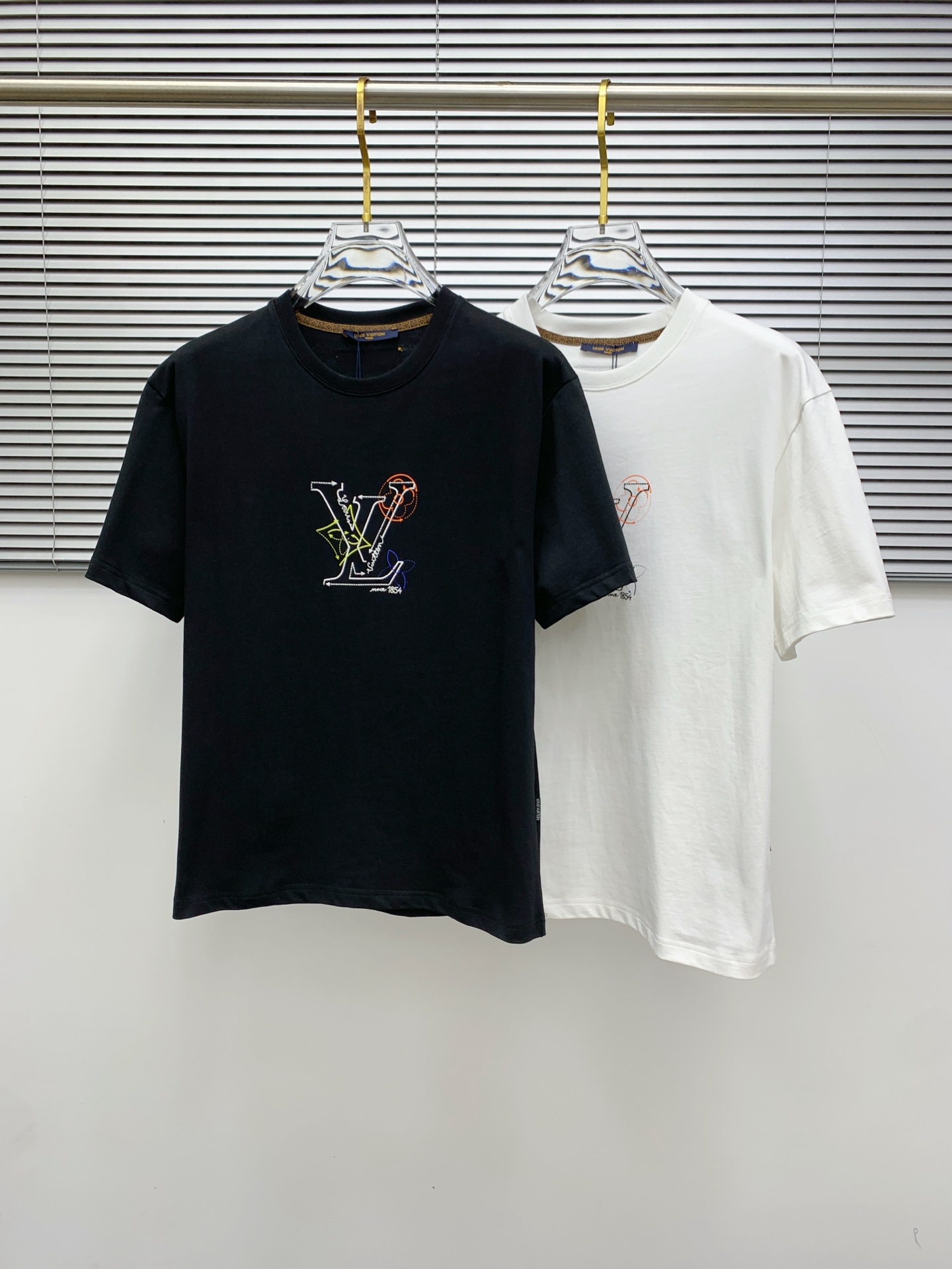 NO:416145,LV2025 summer new short-sleeved T-shirt, the personalized art series exclusively released on the entire network. The versatile details are perfectly processed and pure cotton fabric is very exquisite. Original fabric. The same high-quality and comfortable hand feels very fashionable and personalized. A super versatile and beautiful style for men and women. The same color is black and white. The number of numbers M-3XL, louis vuitton, T-shirt,tees, t-shirt,alexander wang19860909LV2025夏季新款短袖T恤,个性艺术系列全网独家首发 百搭款细节处理完美纯棉面料十分精致 原版面料 网红明星同款高版本 高品质手感非常舒服 时尚又个性 超级百搭好看的一款男女同款颜色黑、白 码数M-3XL,,louis vuitton,T-shirt,tees，t-shirt,alexander wang,Men's clothing