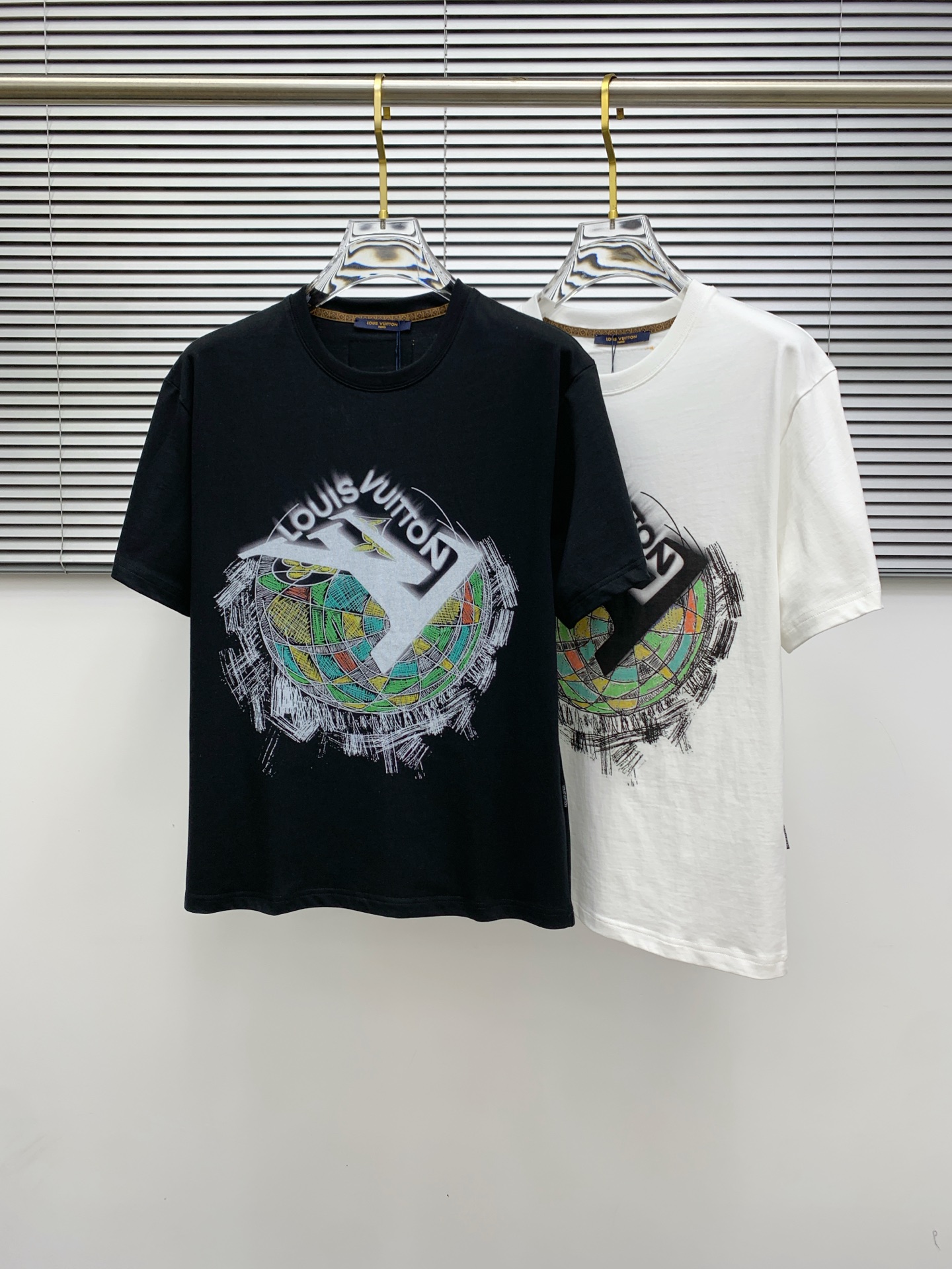 NO:416130,LV2025 summer new short-sleeved T-shirt, the personalized art series exclusively released on the entire network. The versatile details are perfectly processed and pure cotton fabric is very exquisite. Original fabric. The same high-quality and comfortable hand feels very fashionable and personalized. A super versatile and beautiful style for men and women. The same color is black and white. The number of numbers M-3XL, louis vuitton, T-shirt,tees, t-shirt,alexander wang19860909LV2025夏季新款短袖T恤,个性艺术系列全网独家首发 百搭款细节处理完美纯棉面料十分精致 原版面料 网红明星同款高版本 高品质手感非常舒服 时尚又个性 超级百搭好看的一款男女同款颜色黑、白 码数M-3XL,,louis vuitton,T-shirt,tees，t-shirt,alexander wang,Men's clothing