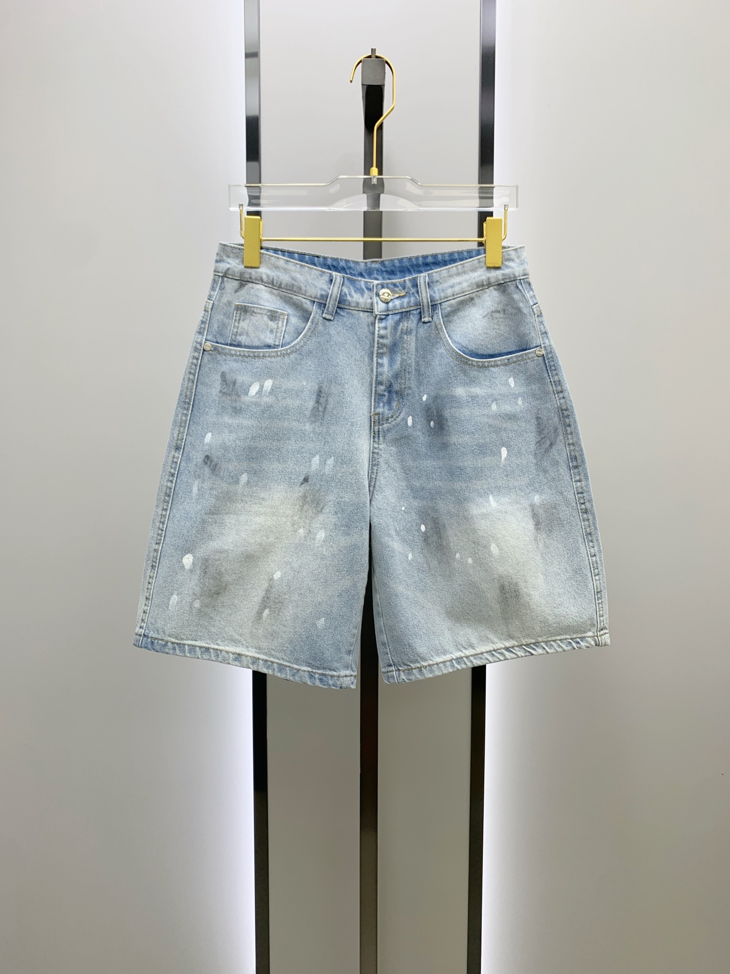 NO:419981,Fendi high-end customization 2025Ss spring and summer new original single hot denim shorts super customization original hardware super heavy industry craftsmanship excellent style, impeccable details!  The style is not picky!  Must-have sizes for summer: M-3XL, fendi, shorts, alexander wang19860909芬迪高端定制 2025Ss春夏新款原单爆款牛仔短裤 超级定制款 原版五金 超级重工工艺 版型超赞,细节做工无可挑剔！款式不挑人！夏季必备尺码:M-3XL,,fendi,shorts,alexander wang,Men's clothing