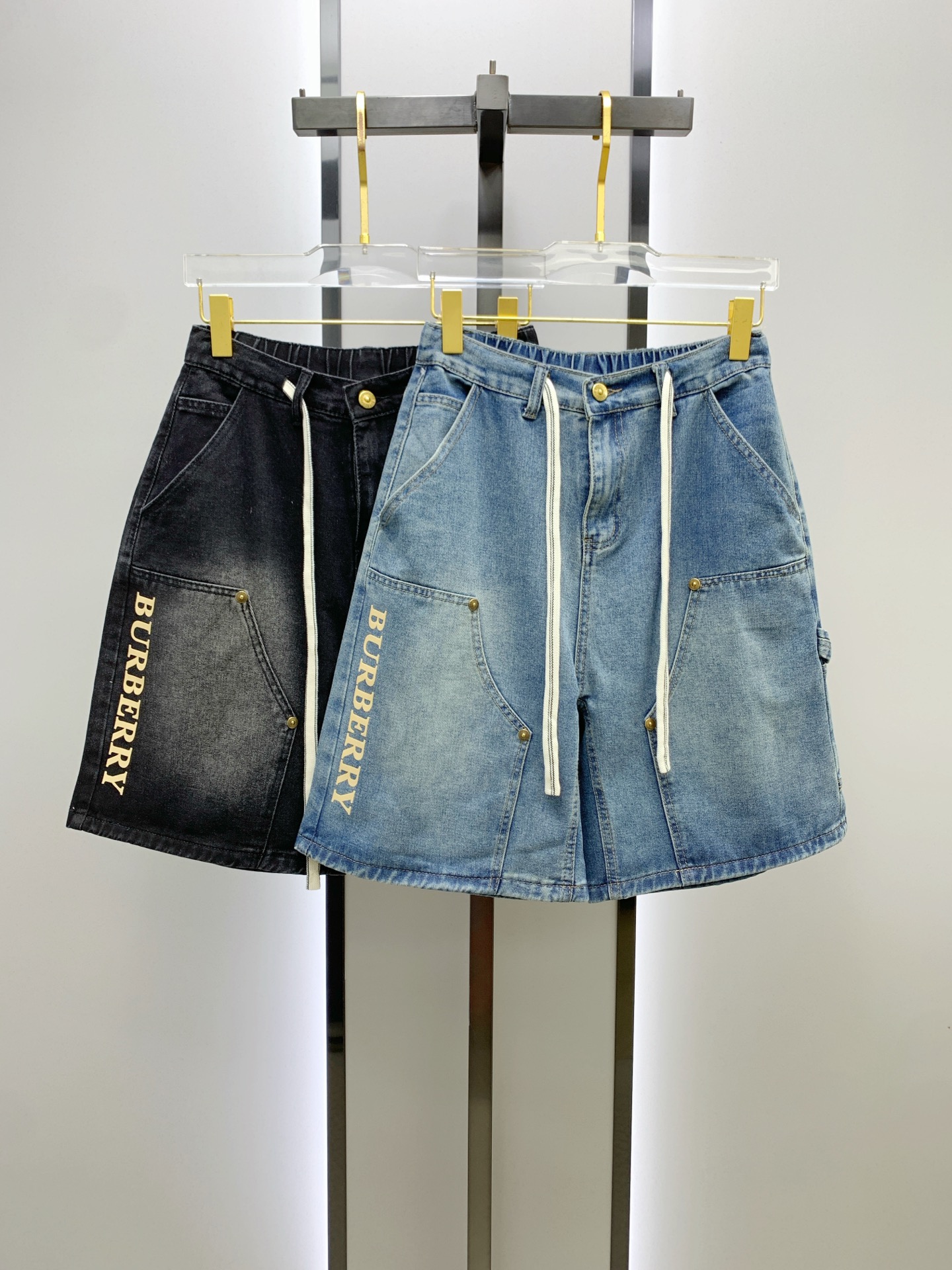 NO:419991,Burberry high-end customization 2025Ss spring and summer new original single hot denim shorts super customization original hardware super heavy industry craftsmanship excellent style, impeccable details!  The style is not picky!  Must-have sizes for summer: M-3XL, burberry, shorts, alexander wang19860909巴宝莉高端定制 2025Ss春夏新款原单爆款牛仔短裤 超级定制款 原版五金 超级重工工艺 版型超赞,细节做工无可挑剔！款式不挑人！夏季必备尺码:M-3XL,,burberry,shorts,alexander wang,Men's clothing