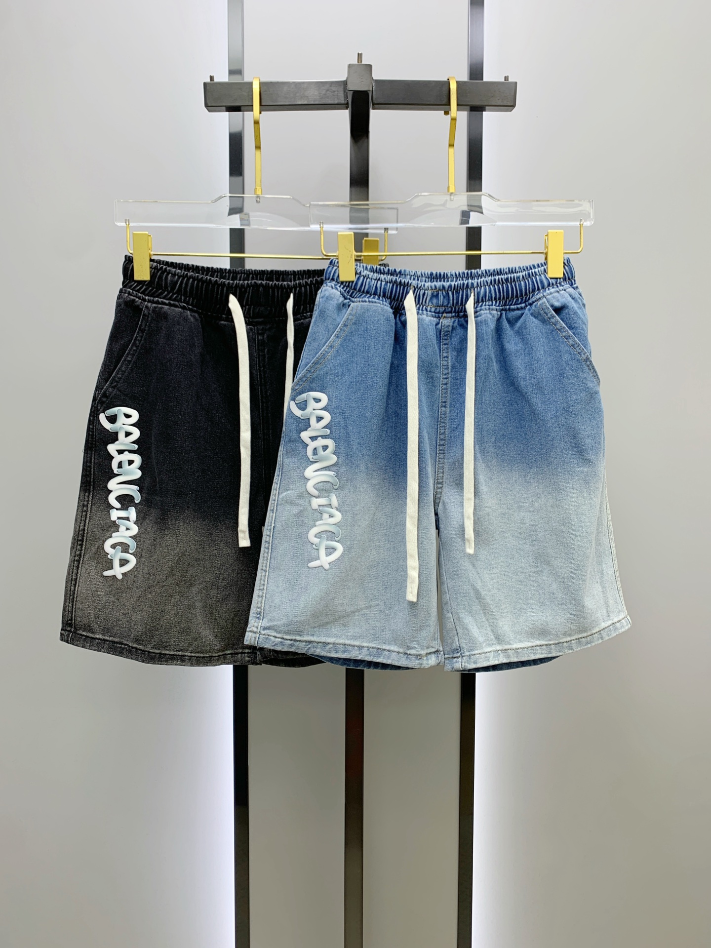 NO:420001,Balenciaga high-end customization 2025Ss spring and summer new original single hot denim shorts super customization original hardware super heavy industry craftsmanship excellent style, impeccable details!  The style is not picky!  Must-have sizes for summer: M-3XL, balenciaga, shorts, alexander wang19860909巴黎世家高端定制 2025Ss春夏新款原单爆款牛仔短裤 超级定制款 原版五金 超级重工工艺 版型超赞,细节做工无可挑剔！款式不挑人！夏季必备尺码:M-3XL,,balenciaga,shorts,alexander wang,Men's clothing