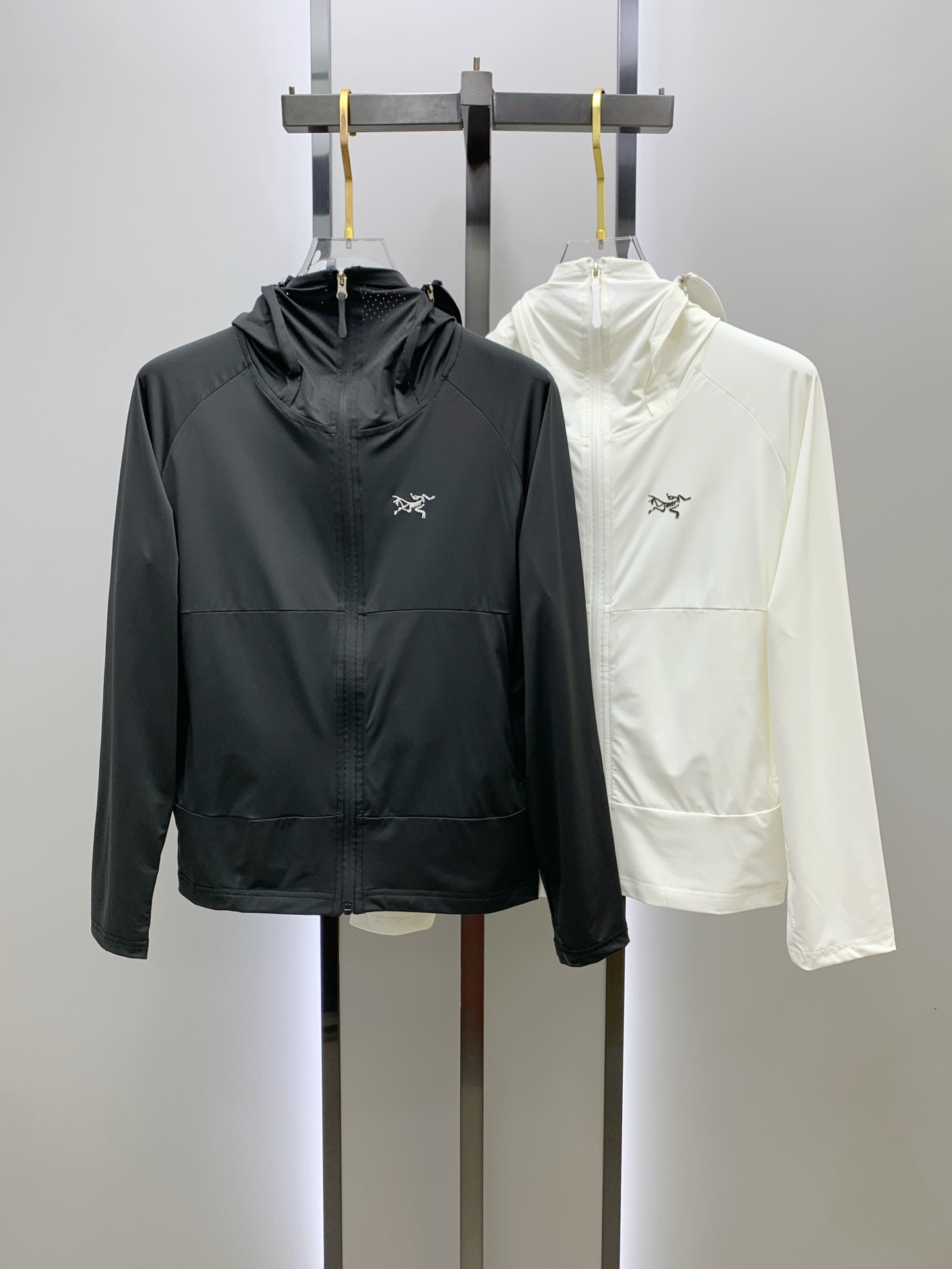 NO:420027,[New Product] Archaeopteryx channel quality. 2025ss Spring and Summer New Sportswear Jacket Sunscreen Jacket!  The sunscreen clothes are classic and add a sense of fashion that keeps pace with the times, and the best choice for handsome men and beautiful women. The new lightweight silk fiber nylon fabric is light and breathable, and the quilting and weaving technology creates the unique thin strip structural details of the fabric, which is delicate and exquisite. It effectively prevents ultraviolet radiation, is excellent in breathability, and is comfortable and skin-friendly. The zipper opening and closing placket and the standing collar design adds a sense of value. The chest logo print highlights the brand's characteristics. The elastic and close details of the cuffs and hem are neat and detailed to add a new and avant-garde fashion sense. Bal*nci*ga  Tracksui's new high-end series creates the best sports and leisure system and the most convenient and comfortable feeling. It is made of polyester fiber fabric, perfect light nylon style. It is different from the general rough nylon texture, with smooth and delicate texture, light and comfortable. The aesthetic division and cutting process of both inside and outside always maintains a perfect sports and fashionable versatile shape. Pay more attention to sports design and versatile items! The logo design has a flawless craft mechanism, thick and full, soft and three-dimensional and not stiff, showing a low-key fashionable sports style. Code M-3XL, arc'teryx, jackets & coats, jackets & coats, alexander wang19860909【新品】始祖鸟渠道精品.2025ss春夏新款运动服夹克防晒服外套！防晒衣经典之余增添了与时俱进的时尚感,型男靓女的最佳选择.新型轻量绢丝纤维尼龙面料,轻盈透气,绗缝密织技术造就面料的独有细条状结构细节,细腻精致.有效防止紫外线辐射,透气性绝佳,舒畅亲肤.拉链开合门襟,立领设计平添价值感取向.胸口标识印花彰显品牌特色.袖口,下摆弹力收口细节工整细致增添新锐前卫时尚感.Bal*nci*ga Tracksui全新高端系列作品,缔造最为出色的运动休闲体系,最为便捷舒适的感受.客供聚酯纤维面料打造,完美的轻质尼龙款.区别于一般的粗质尼龙质,手感质感顺滑细腻,轻盈舒适.内外兼具的美感分割裁剪工艺,时刻保持完美的运动时尚百搭造型.更加的注重运动化设计百搭单品!标识徽标设计拥有完美无瑕的工艺机制,厚实饱满,柔软立体不生硬,彰显低调的时尚运动风格.码数M-3XL,arc'teryx,jackets & coats,jackets & coats,alexander wang,Men's clothing