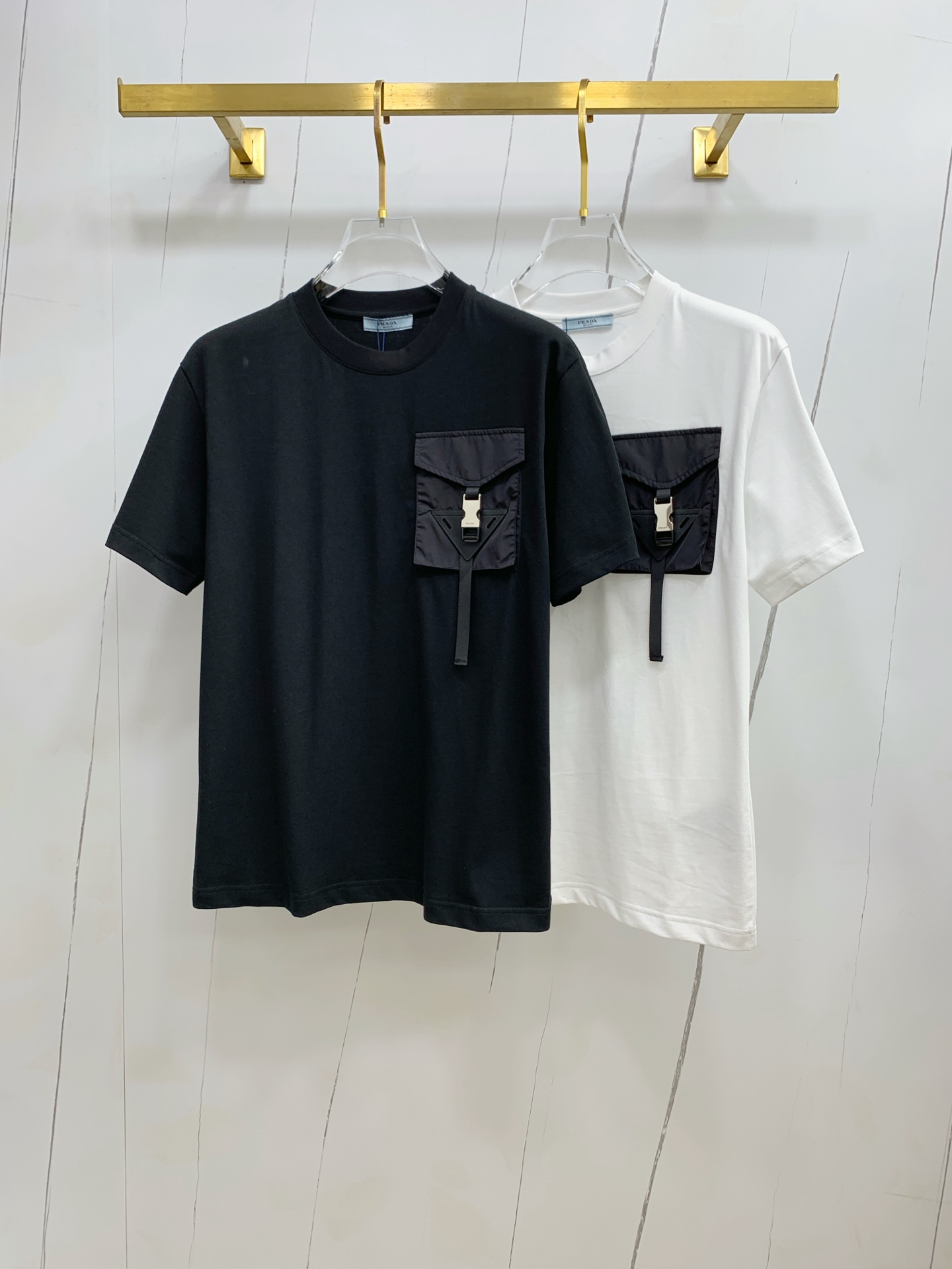 NO:420043,High-version Prada 2025 new classic round neck short sleeves, fashionable and versatile classic elements to create exquisite craftsmanship counter fabrics, top-level elements to create, classic short sleeves 3 standards complete, trendy men's fashion, whether it is the comfort of the upper body or it is an incomparable existence, a must-have for male gods. Code number XS-L, prada, T-shirt, alexander wang19860909高版本 普拉达2025新款经典圆领短袖,时尚百搭经典元素打造精致工艺专柜面料,顶级元素融合打造,经典短袖3标齐全,潮男时尚,无论是上身舒适度还是都是无可比拟的存在,男神必备.码数XS-L,,prada,T-shirt,alexander wang,Men's clothing