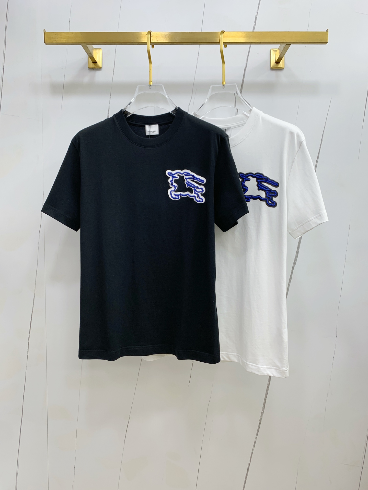 NO:420063,High-version Burberry 2025 new classic round neck short sleeves, fashionable and versatile classic elements create exquisite craftsmanship counter fabrics, top-level elements are fusion, classic short sleeves 3 standards are complete, trendy men's fashion, whether it is the comfort of the upper body or it is an incomparable existence, a must-have for male gods. Code number XS-L, burberry, T-shirt, alexander wang19860909高版本 巴宝莉2025新款经典圆领短袖,时尚百搭经典元素打造精致工艺专柜面料,顶级元素融合打造,经典短袖3标齐全,潮男时尚,无论是上身舒适度还是都是无可比拟的存在,男神必备.码数XS-L,,burberry,T-shirt,alexander wang,Men's clothing