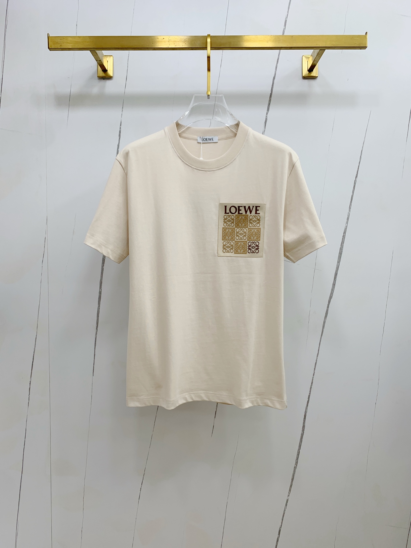 NO:419982,High-version Luo Yiwei 2025 new classic round neck short sleeves, fashionable and versatile classic elements to create exquisite craftsmanship counter fabrics, top-level elements to create, classic short sleeves 3 standards complete, trendy men's fashion, whether it is the comfort of the upper body or it is an incomparable existence, a must-have for male gods. Code number XS-L, loewe, T-shirt, alexander wang19860909高版本 罗意威2025新款经典圆领短袖,时尚百搭经典元素打造精致工艺专柜面料,顶级元素融合打造,经典短袖3标齐全,潮男时尚,无论是上身舒适度还是都是无可比拟的存在,男神必备.码数XS-L,,loewe,T-shirt,alexander wang,Men's clothing