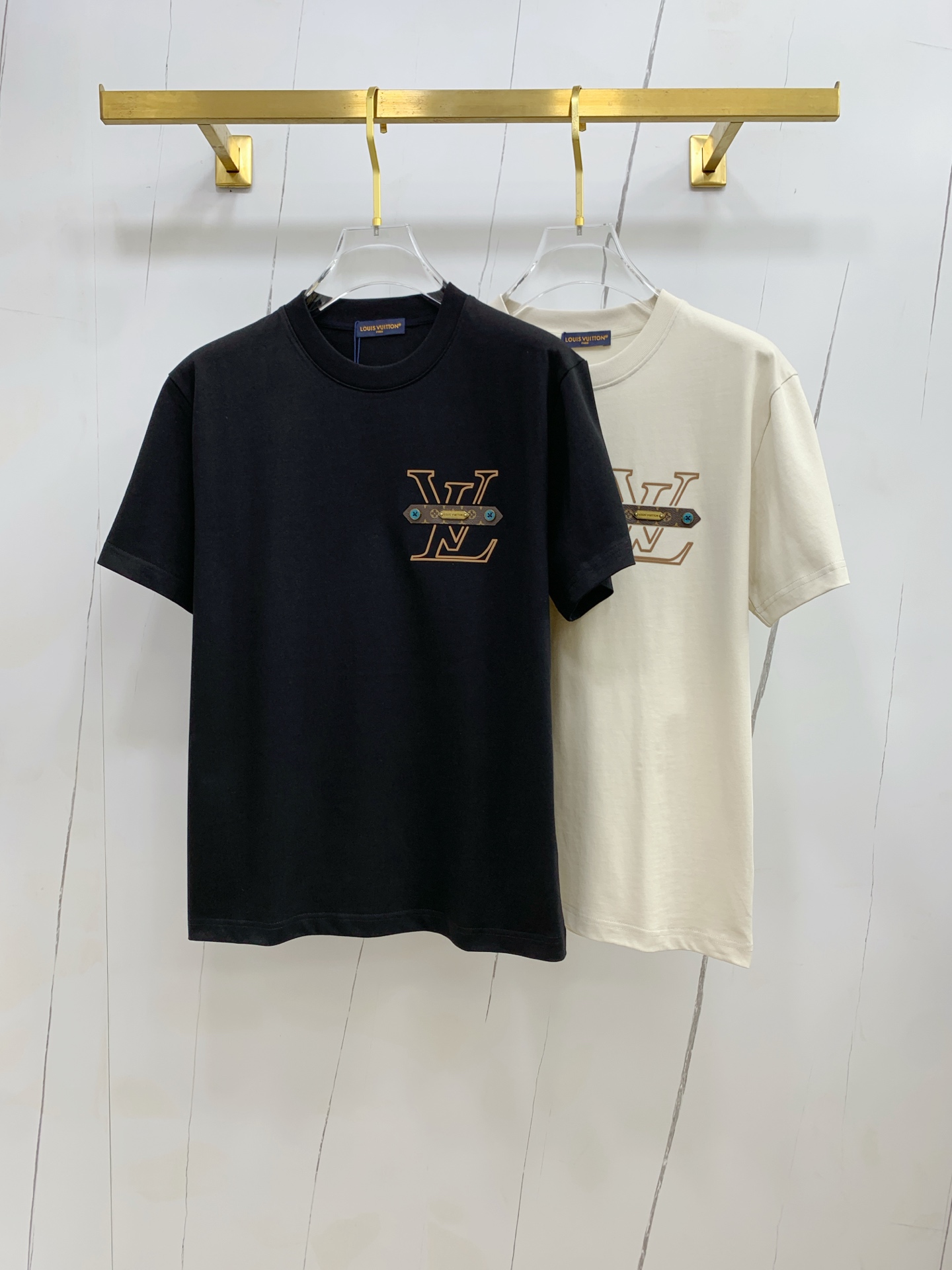 NO:419992,High-version LV2025 new classic round neck short sleeves, fashionable and versatile classic elements to create exquisite craftsmanship counter fabrics, top-level elements to create, classic short sleeves 3 standards complete, trendy men's fashion, whether it is the comfort of the upper body or it is an incomparable existence, a must-have for male gods. Code number XS-L,,louis vuitton, T-shirt, alexander wang19860909高版本 LV2025新款经典圆领短袖,时尚百搭经典元素打造精致工艺专柜面料,顶级元素融合打造,经典短袖3标齐全,潮男时尚,无论是上身舒适度还是都是无可比拟的存在,男神必备.码数XS-L,,louis vuitton,T-shirt,alexander wang,Men's clothing