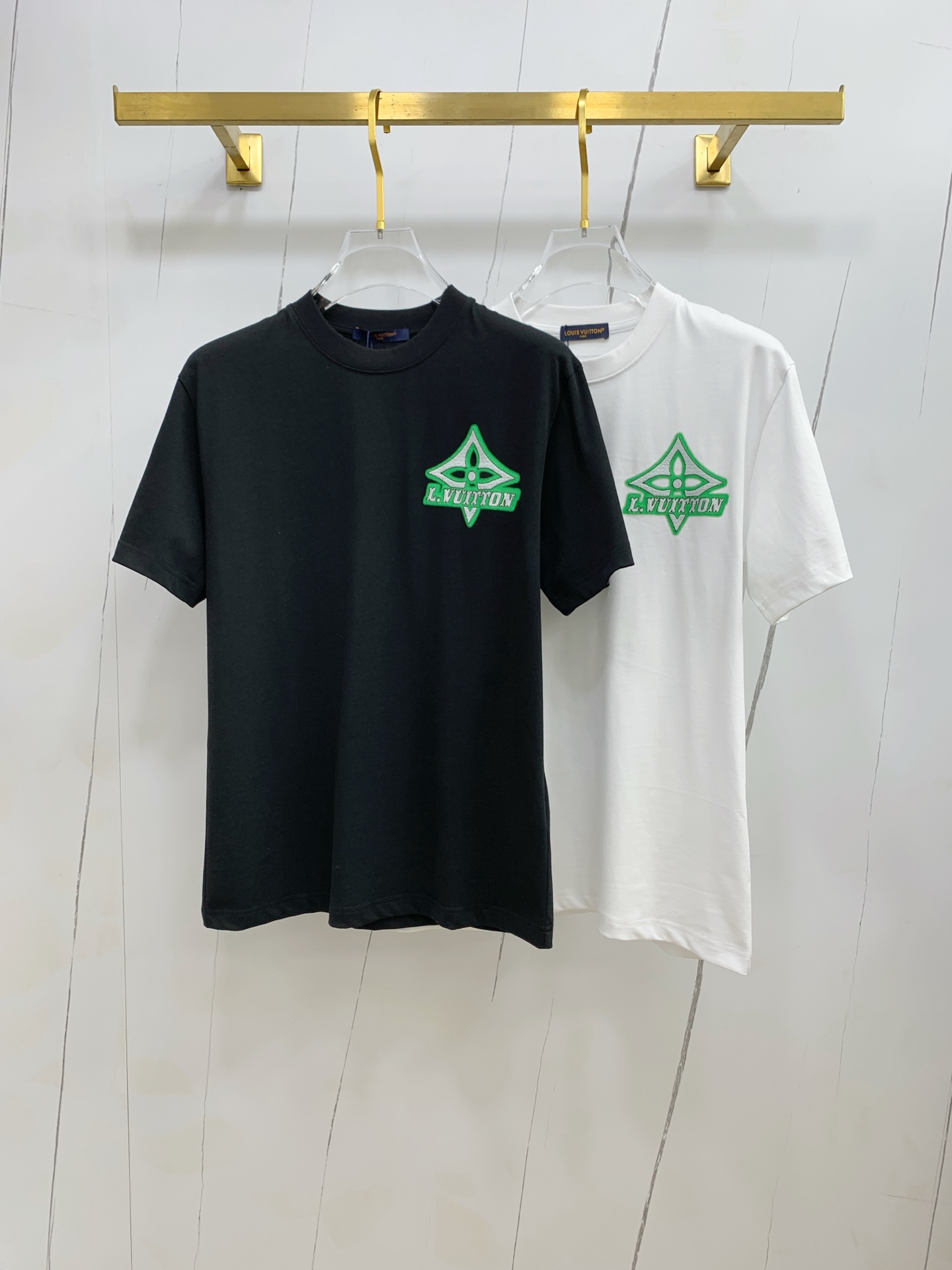 NO:420011,High-version LV2025 new classic round neck short sleeves, fashionable and versatile classic elements create exquisite craftsmanship counter fabrics, top-level elements are fusion, classic short sleeves 3 standards complete, trendy men's fashion, whether it is the comfort of the upper body or it is an incomparable existence, a must-have for male gods. Code number XS-L,,louis vuitton, T-shirt, alexander wang19860909高版本 LV2025新款经典圆领短袖,时尚百搭经典元素打造精致工艺专柜面料,顶级元素融合打造,经典短袖3标齐全,潮男时尚,无论是上身舒适度还是都是无可比拟的存在,男神必备.码数XS-L,,louis vuitton,T-shirt,alexander wang,Men's clothing