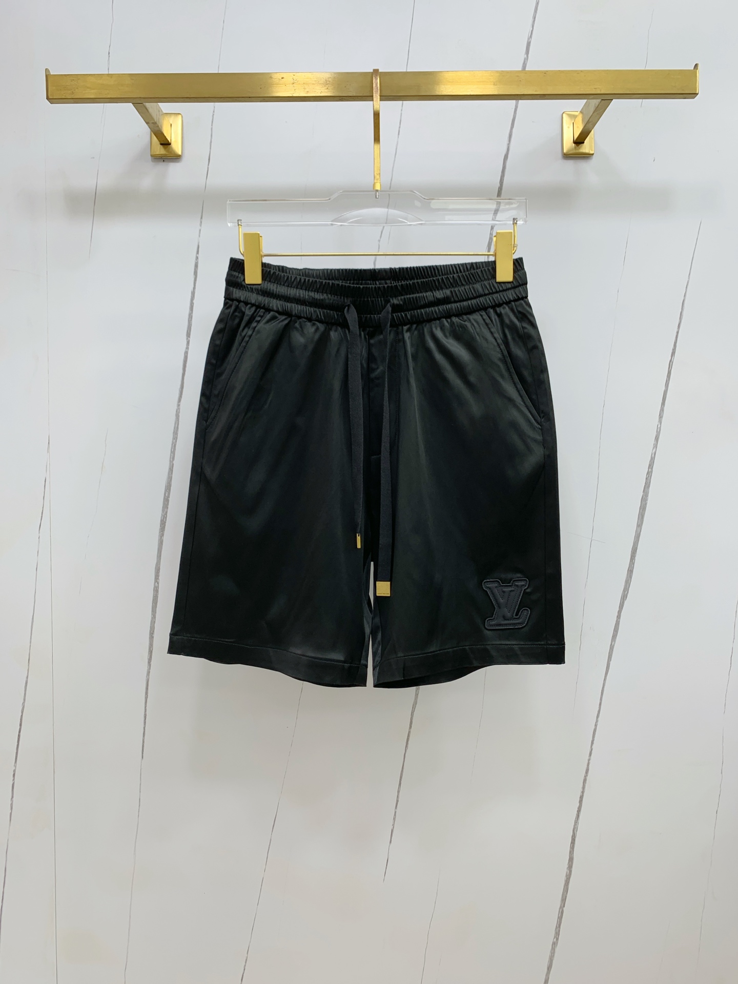 NO:420037,New casual shorts in LV spring and summer!  The official website is released simultaneously. Customized brand classic logo, customized fabric, excellent comfort, strong hand touch. Extremely recognizable, perfect quality craftsmanship. Size M-3XL,,louis vuitton, shorts, alexander wang19860909LV春夏新款休闲短裤！官网同步发售.定制品牌经典LOGO,定制面料,舒适度极好,手触感强烈.辨识度极高,完美品相工艺. 尺码M-3XL,,louis vuitton,shorts,alexander wang,Men's clothing