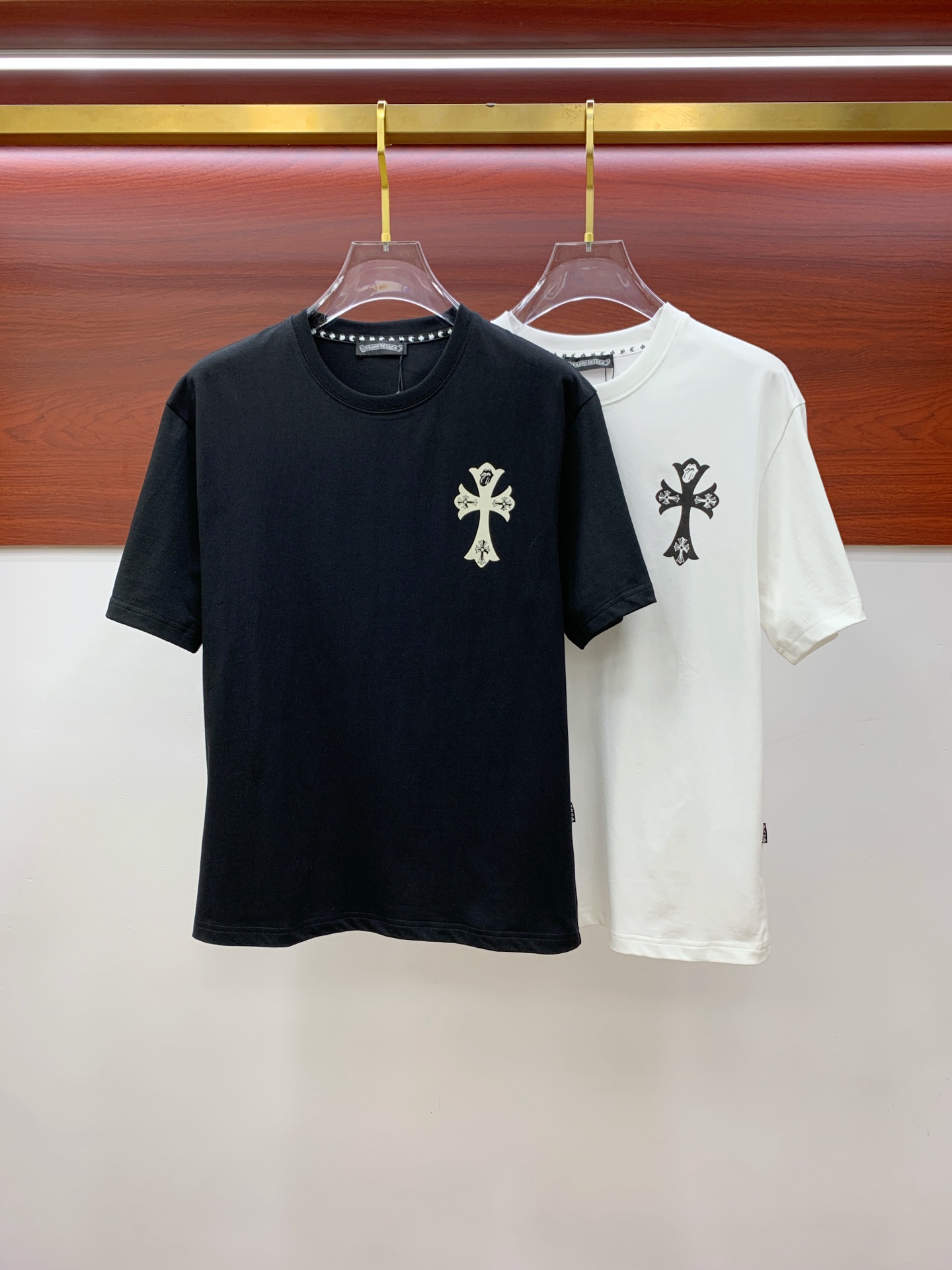 NO:416152,Croxin's new short-sleeved T-shirt in summer 2025, the personalized art series exclusively launched on the entire network. The versatile details are perfectly processed and pure cotton fabric is very exquisite. Original fabric. The same high-quality and comfortable hand feels very fashionable and personalized. A super versatile and beautiful style for men and women. The same color is black and white. The number of versatile and beautiful M-3XL, chrome hearts, T-shirt, tees, t-shirt, alexander wang19860909克罗心2025夏季新款短袖T恤,个性艺术系列全网独家首发 百搭款细节处理完美纯棉面料十分精致 原版面料 网红明星同款高版本 高品质手感非常舒服 时尚又个性 超级百搭好看的一款男女同款颜色黑、白 码数M-3XL,,chrome hearts,T-shirt,tees，t-shirt,alexander wang,Men's clothing