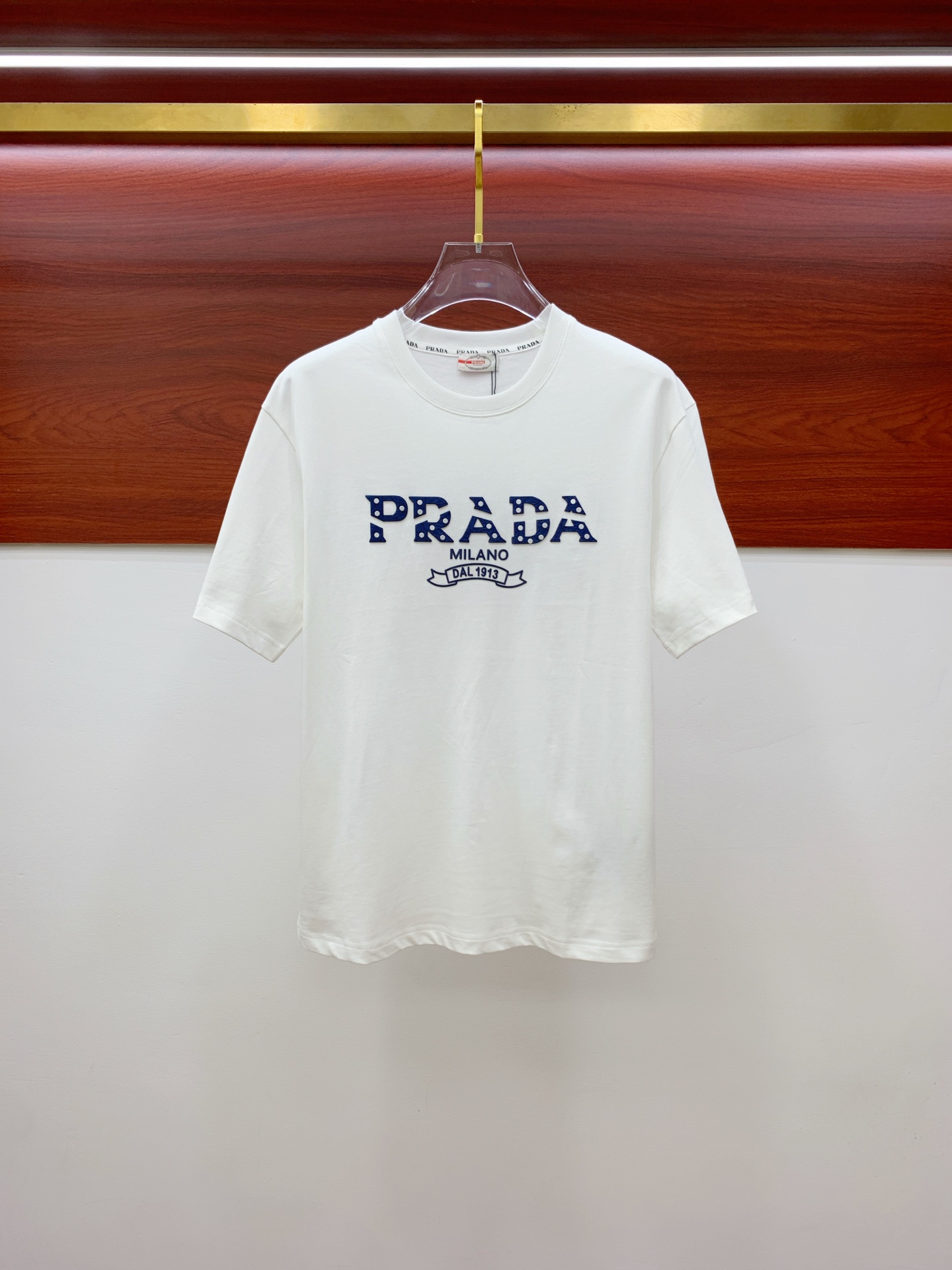 NO:412767,Prada's new short-sleeved T-shirt for summer 2025, the personalized art series exclusively launched on the entire network. The versatile details are perfectly processed and pure cotton fabric is very exquisite. Original fabric. The same high-quality and comfortable hand feels very fashionable and personalized. A super versatile and beautiful style for men and women. The same color is black and white. The number of numbers M-3XL, prada, T-shirt,tees, t-shirt,alexander wang19860909普拉达2025夏季新款短袖T恤,个性艺术系列全网独家首发 百搭款细节处理完美纯棉面料十分精致 原版面料 网红明星同款高版本 高品质手感非常舒服 时尚又个性 超级百搭好看的一款男女同款颜色黑、白 码数M-3XL,,prada,T-shirt,tees，t-shirt,alexander wang,Men's clothing