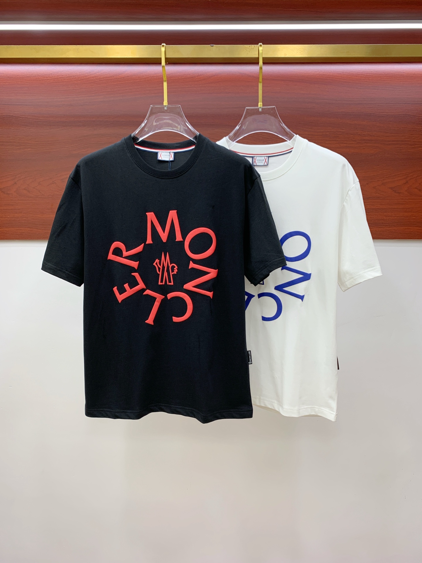 NO:416160,The new short-sleeved T-shirt for the 2025 summer, the personalized art series exclusively released on the entire network. The versatile details are perfectly processed and pure cotton fabric is very exquisite. The original fabric is the same as the Internet celebrity celebrity and the same style. The high-quality feel is very comfortable. Fashionable and personalized. The super versatile and beautiful style is the same as the men and women. The same color is black and white. The number of numbers M-3XL, Moncler, T-shirt,tees, t-shirt,alexander wang19860909蒙口2025夏季新款短袖T恤,个性艺术系列全网独家首发 百搭款细节处理完美纯棉面料十分精致 原版面料 网红明星同款高版本 高品质手感非常舒服 时尚又个性 超级百搭好看的一款男女同款颜色黑、白 码数M-3XL,,Moncler,T-shirt,tees，t-shirt,alexander wang,Men's clothing