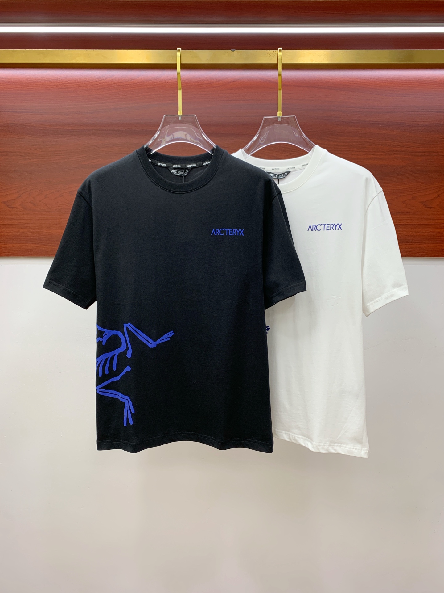 NO:416168,Archaeoptera Bird's new short-sleeved T-shirt in summer 2025, the personalized art series exclusively released on the entire network. The versatile details are perfectly processed and pure cotton fabric is very exquisite. Original fabric. The same high-quality and comfortable hand feels very fashionable and personalized. A super versatile and beautiful style for men and women. The same color is black and white. Number M-3XL, arc'teryx, T-shirt,tees, t-shirt,alexander wang19860909始祖鸟2025夏季新款短袖T恤,个性艺术系列全网独家首发 百搭款细节处理完美纯棉面料十分精致 原版面料 网红明星同款高版本 高品质手感非常舒服 时尚又个性 超级百搭好看的一款男女同款颜色黑、白 码数M-3XL,arc'teryx,T-shirt,tees，t-shirt,alexander wang,Men's clothing