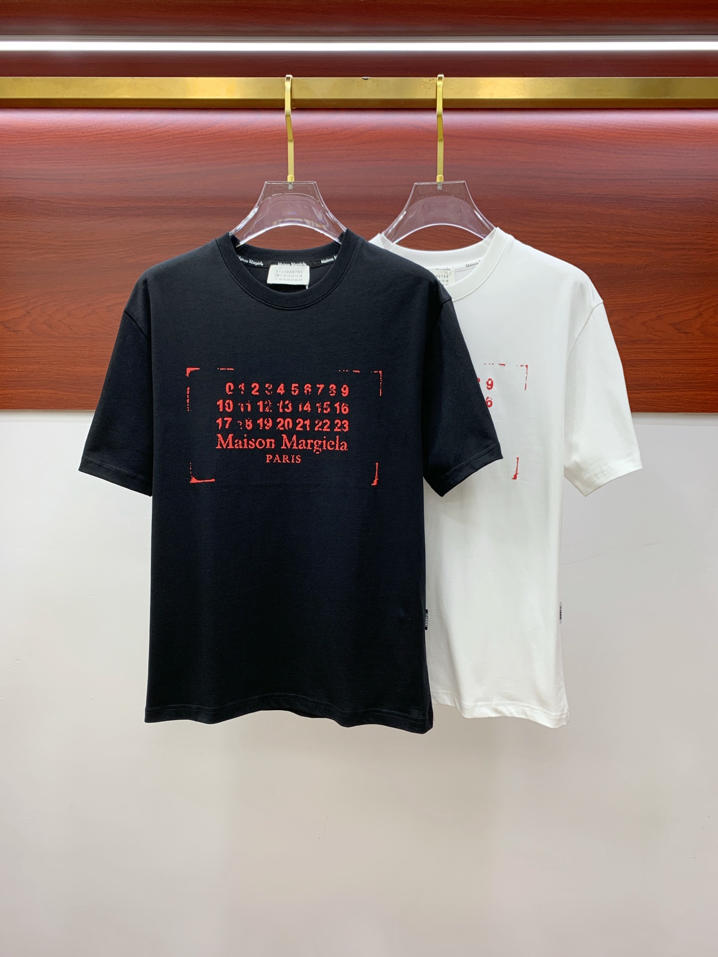 NO:416110,Magila's new short-sleeved T-shirt for summer 2025, the personalized art series exclusively released on the entire network. The versatile details are perfectly processed and pure cotton fabric is very exquisite. Original fabric. The same high-quality and comfortable hand feels very fashionable and personalized. A super versatile and beautiful style for men and women. The same color is black and white. The number of codes M-3XL,,masion margiela,T-shirt,tees,t-shirt,alexander wang19860909马吉拉2025夏季新款短袖T恤,个性艺术系列全网独家首发 百搭款细节处理完美纯棉面料十分精致 原版面料 网红明星同款高版本 高品质手感非常舒服 时尚又个性 超级百搭好看的一款男女同款颜色黑、白 码数M-3XL,,masion margiela,T-shirt,tees，t-shirt,alexander wang,Men's clothing