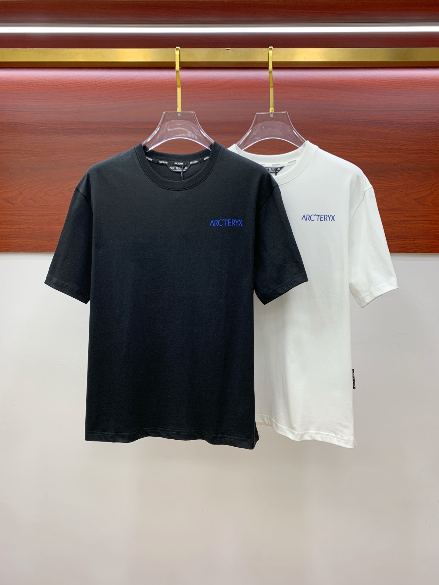 NO:416116,Archaeoptera Bird's new short-sleeved T-shirt in summer 2025, the personalized art series exclusively released on the entire network. The versatile details are perfectly processed and pure cotton fabric is very exquisite. Original fabric. The same high-quality and comfortable hand feels very fashionable and personalized. A super versatile and beautiful style for men and women. The same color is black and white. Number M-3XL, arc'teryx, T-shirt,tees, t-shirt,alexander wang19860909始祖鸟2025夏季新款短袖T恤,个性艺术系列全网独家首发 百搭款细节处理完美纯棉面料十分精致 原版面料 网红明星同款高版本 高品质手感非常舒服 时尚又个性 超级百搭好看的一款男女同款颜色黑、白 码数M-3XL,arc'teryx,T-shirt,tees，t-shirt,alexander wang,Men's clothing