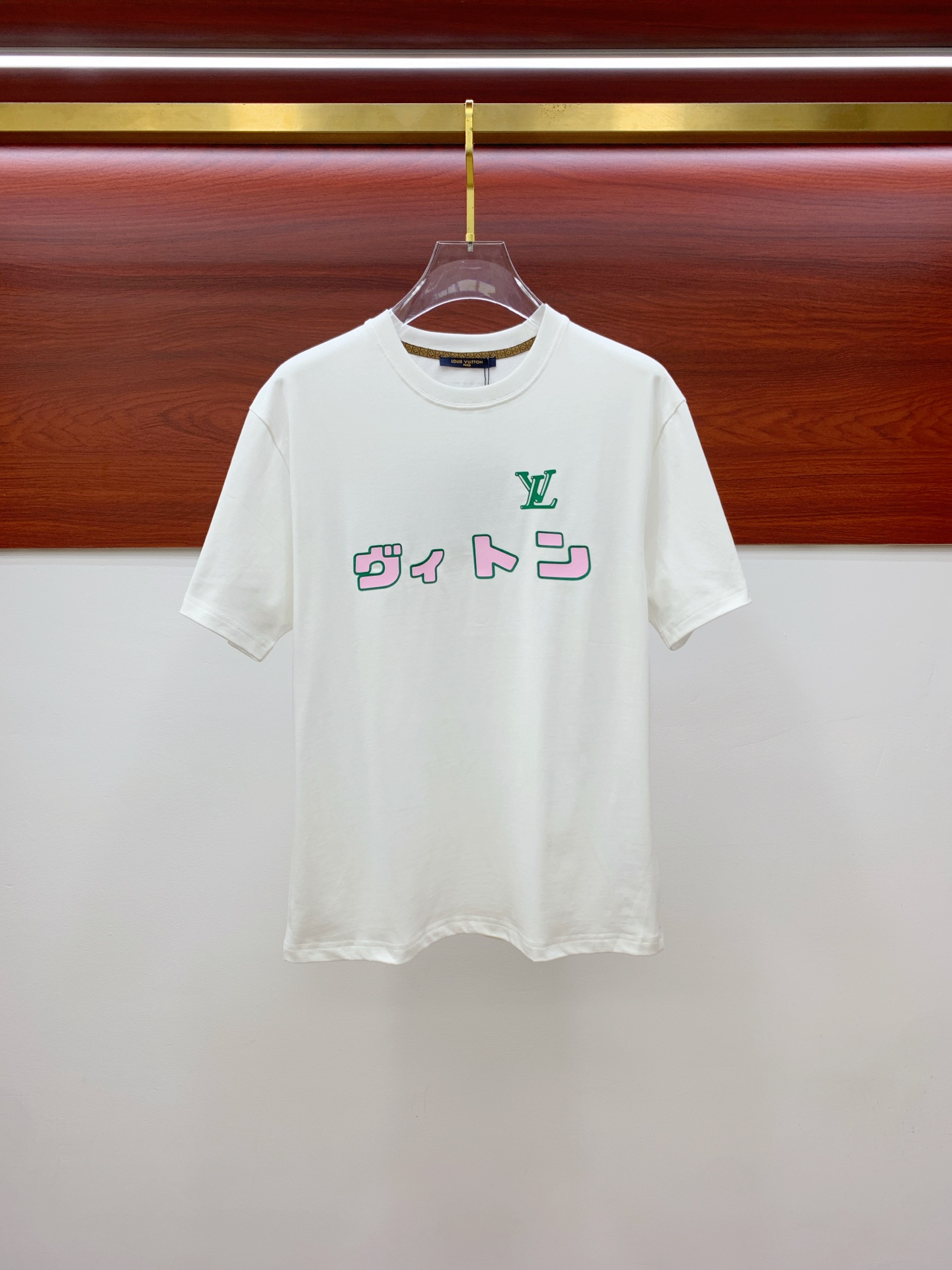 NO:412752,LV2025 summer new short-sleeved T-shirt, the personalized art series exclusively released on the entire network. The versatile details are perfectly processed and pure cotton fabric is very exquisite. Original fabric. The same high-quality and comfortable hand feels very fashionable and personalized. A super versatile and beautiful style for men and women. The same color is black and white. The number of numbers M-3XL, louis vuitton, T-shirt,tees, t-shirt,alexander wang19860909LV2025夏季新款短袖T恤,个性艺术系列全网独家首发 百搭款细节处理完美纯棉面料十分精致 原版面料 网红明星同款高版本 高品质手感非常舒服 时尚又个性 超级百搭好看的一款男女同款颜色黑、白 码数M-3XL,,louis vuitton,T-shirt,tees，t-shirt,alexander wang,Men's clothing