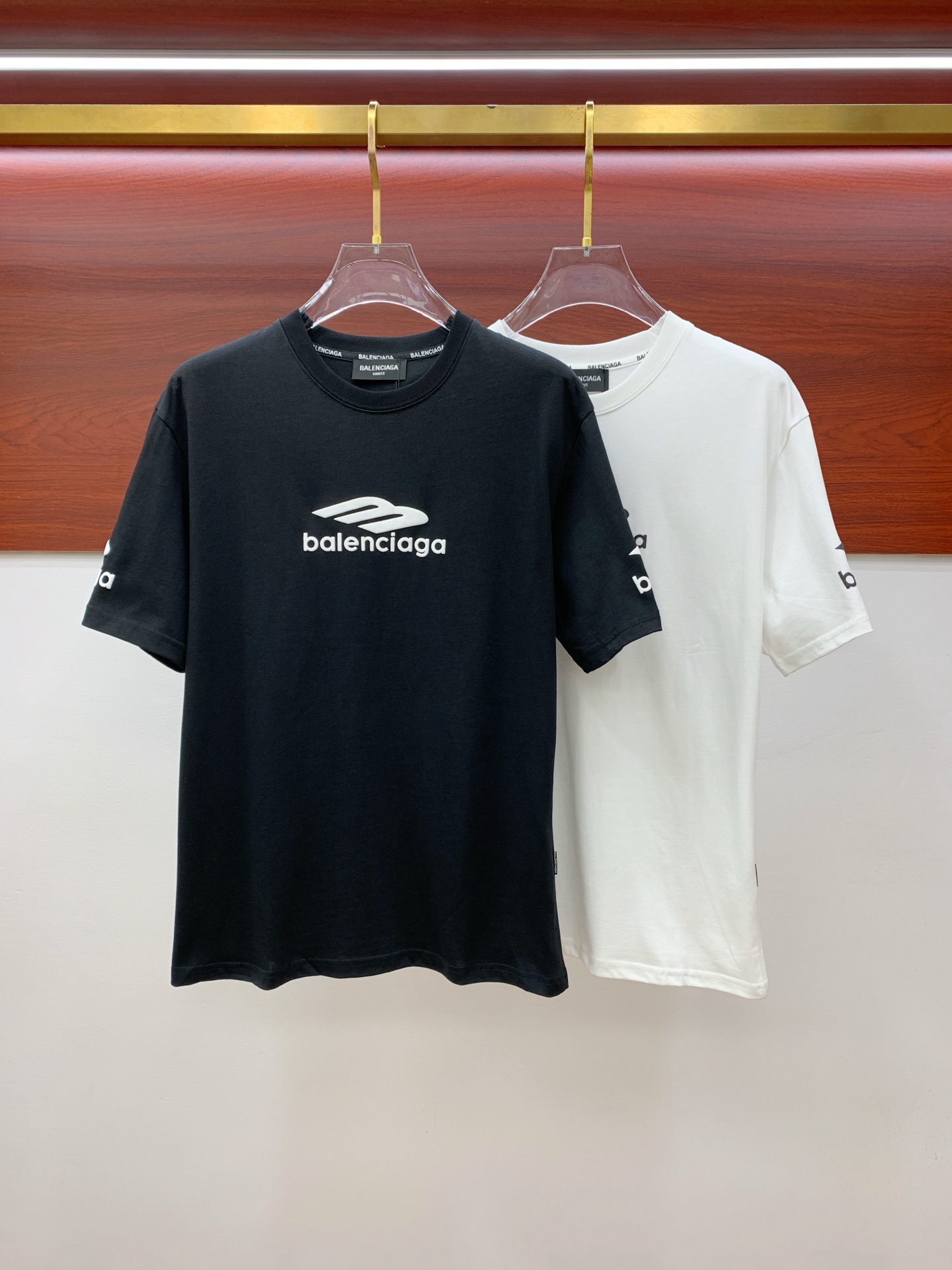 NO:416122,Burberry's new short-sleeved T-shirt in summer 2025, the personalized art series exclusively released on the entire network. The versatile details are perfectly processed and pure cotton fabric is very exquisite. Original fabric. The same high-quality and comfortable hand feels very fashionable and personalized. A super versatile and beautiful style for men and women. The same color is black and white. M-3XL, burberry, T-shirt,tees, t-shirt,alexander wang19860909巴宝莉2025夏季新款短袖T恤,个性艺术系列全网独家首发 百搭款细节处理完美纯棉面料十分精致 原版面料 网红明星同款高版本 高品质手感非常舒服 时尚又个性 超级百搭好看的一款男女同款颜色黑、白 码数M-3XL,,burberry,T-shirt,tees，t-shirt,alexander wang,Men's clothing