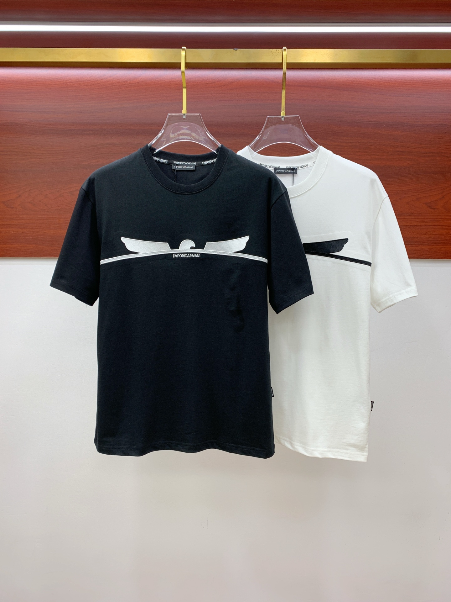 NO:416128,Armani's new short-sleeved T-shirt for summer 2025, the personalized art series exclusively launched on the entire network. The versatile details are perfectly processed and pure cotton fabric is very exquisite. Original fabric. The same high-quality and comfortable hand feels very fashionable and personalized. A super versatile and beautiful style for men and women. The same color is black and white. The number of numbers M-3XL, armani, T-shirt,tees, t-shirt,alexander wang19860909阿玛尼2025夏季新款短袖T恤,个性艺术系列全网独家首发 百搭款细节处理完美纯棉面料十分精致 原版面料 网红明星同款高版本 高品质手感非常舒服 时尚又个性 超级百搭好看的一款男女同款颜色黑、白 码数M-3XL,,armani,T-shirt,tees，t-shirt,alexander wang,Men's clothing