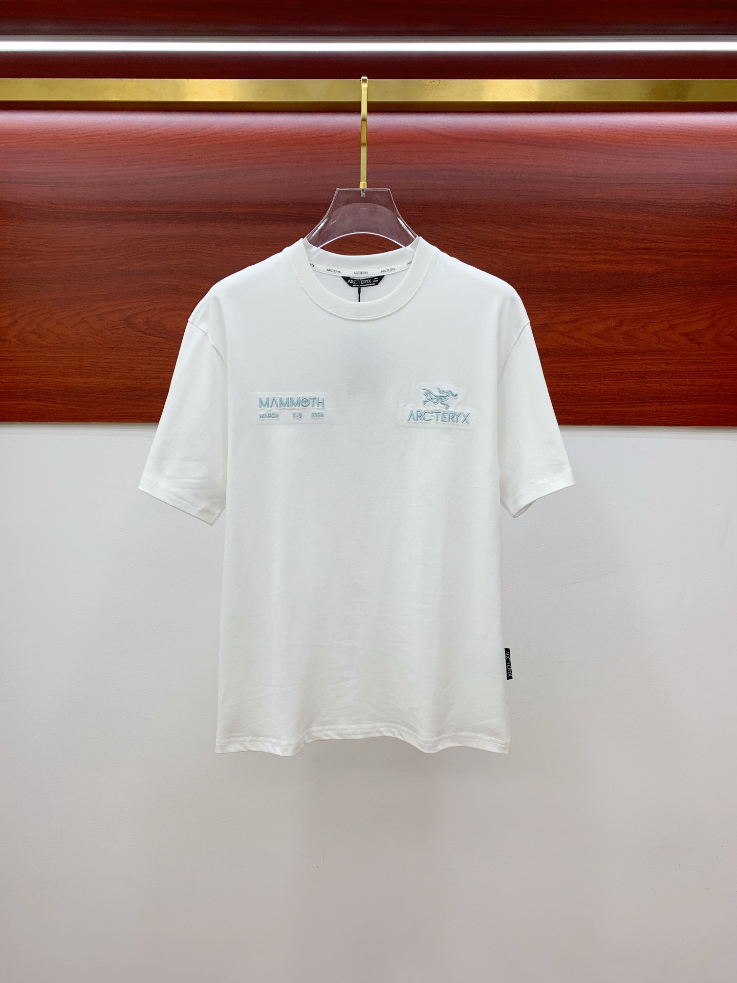 NO:412743,Archaeoptera Bird's new short-sleeved T-shirt in summer 2025, the personalized art series exclusively released on the entire network. The versatile details are perfectly processed and pure cotton fabric is very exquisite. Original fabric. The same high-quality and comfortable hand feels very fashionable and personalized. A super versatile and beautiful style for men and women. The same color is black and white. Number M-3XL, arc'teryx, T-shirt,tees, t-shirt,alexander wang19860909始祖鸟2025夏季新款短袖T恤,个性艺术系列全网独家首发 百搭款细节处理完美纯棉面料十分精致 原版面料 网红明星同款高版本 高品质手感非常舒服 时尚又个性 超级百搭好看的一款男女同款颜色黑、白 码数M-3XL,arc'teryx,T-shirt,tees，t-shirt,alexander wang,Men's clothing