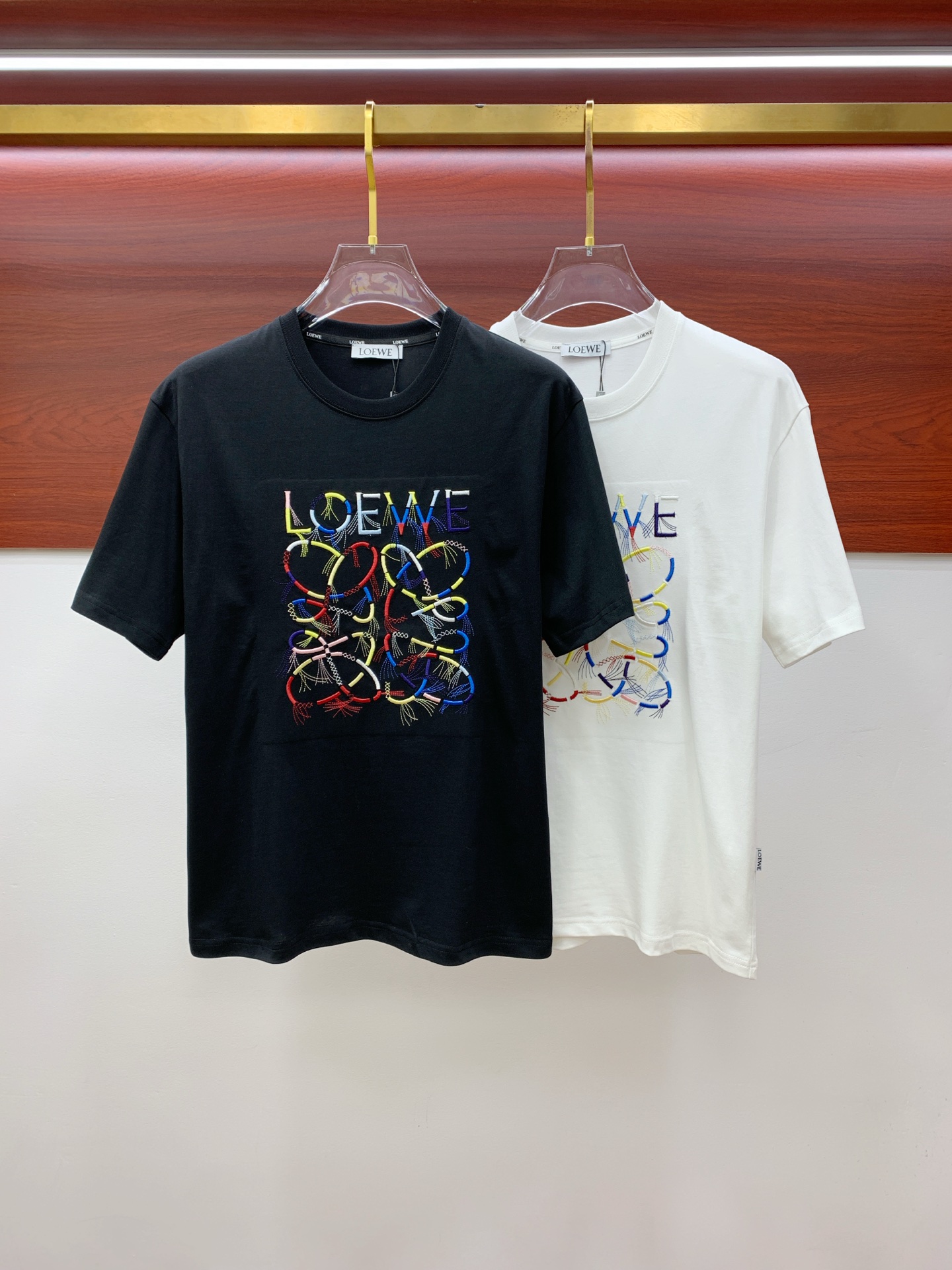 NO:416133,Luo Yiwei's new short-sleeved T-shirt in summer 2025, the personalized art series exclusively launched on the entire network. The versatile details are perfectly processed and pure cotton fabric is very exquisite. Original fabric. The same high-quality and comfortable hand feels very fashionable and personalized. A super versatile and beautiful style for men and women. The same color is black and white. The number of numbers M-3XL, loewe, T-shirt,tees, t-shirt,alexander wang19860909罗意威2025夏季新款短袖T恤,个性艺术系列全网独家首发 百搭款细节处理完美纯棉面料十分精致 原版面料 网红明星同款高版本 高品质手感非常舒服 时尚又个性 超级百搭好看的一款男女同款颜色黑、白 码数M-3XL,,loewe,T-shirt,tees，t-shirt,alexander wang,Men's clothing