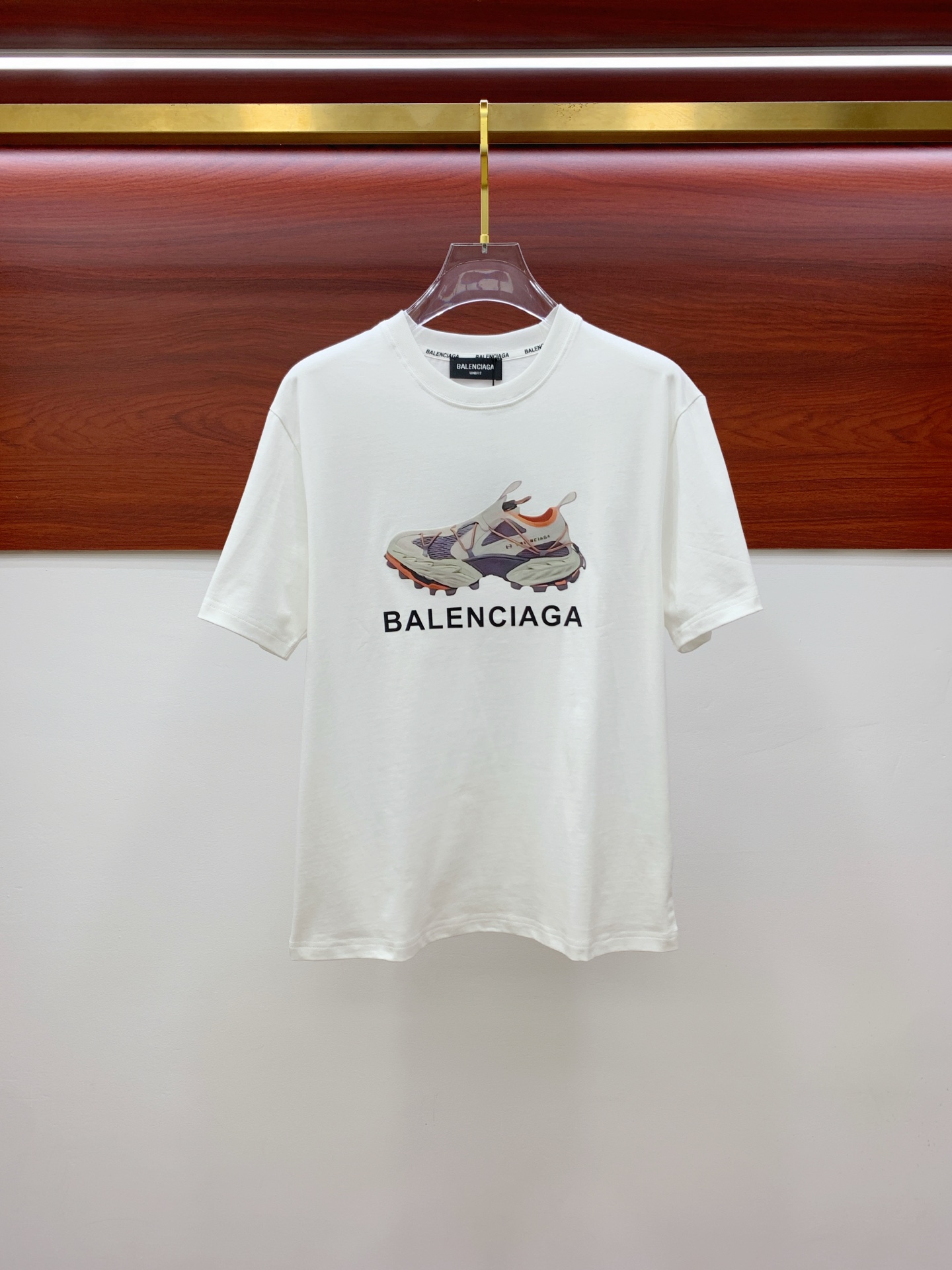 NO:412736,Balenciaga 2025 summer new short-sleeved T-shirt, the personalized art series exclusively released on the entire network. The versatile details are perfectly processed and pure cotton fabric is very exquisite. Original fabric. The same high-quality and comfortable hand feels very fashionable and personalized. A super versatile and beautiful style for men and women. The same color is black and white. M-3XL, balenciaga, T-shirt,tees, t-shirt,alexander wang19860909巴黎世家2025夏季新款短袖T恤,个性艺术系列全网独家首发 百搭款细节处理完美纯棉面料十分精致 原版面料 网红明星同款高版本 高品质手感非常舒服 时尚又个性 超级百搭好看的一款男女同款颜色黑、白 码数M-3XL,,balenciaga,T-shirt,tees，t-shirt,alexander wang,Men's clothing