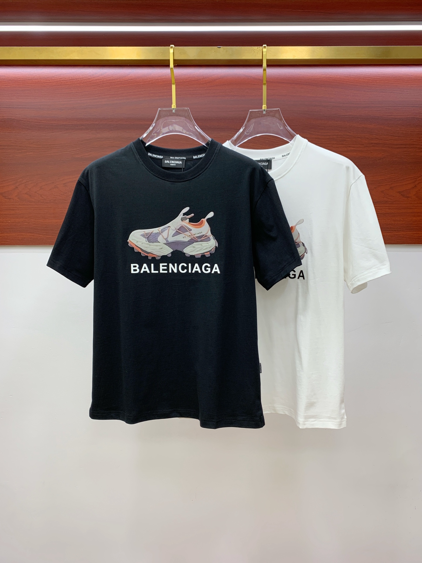 NO:461900,Balenciaga 2025 summer new short-sleeved T-shirt, the personalized art series exclusively released on the entire network. The versatile details are perfectly processed and pure cotton fabric is very exquisite. Original fabric. The same high-quality and comfortable hand feels very fashionable and personalized. A super versatile and beautiful style for men and women. The same color is black and white. M-3XL, balenciaga, T-shirt,tees, t-shirt,alexander wang19860909巴黎世家2025夏季新款短袖T恤,个性艺术系列全网独家首发 百搭款细节处理完美纯棉面料十分精致 原版面料 网红明星同款高版本 高品质手感非常舒服 时尚又个性 超级百搭好看的一款男女同款颜色黑、白 码数M-3XL,,balenciaga,T-shirt,tees，t-shirt,alexander wang,Men's clothing
