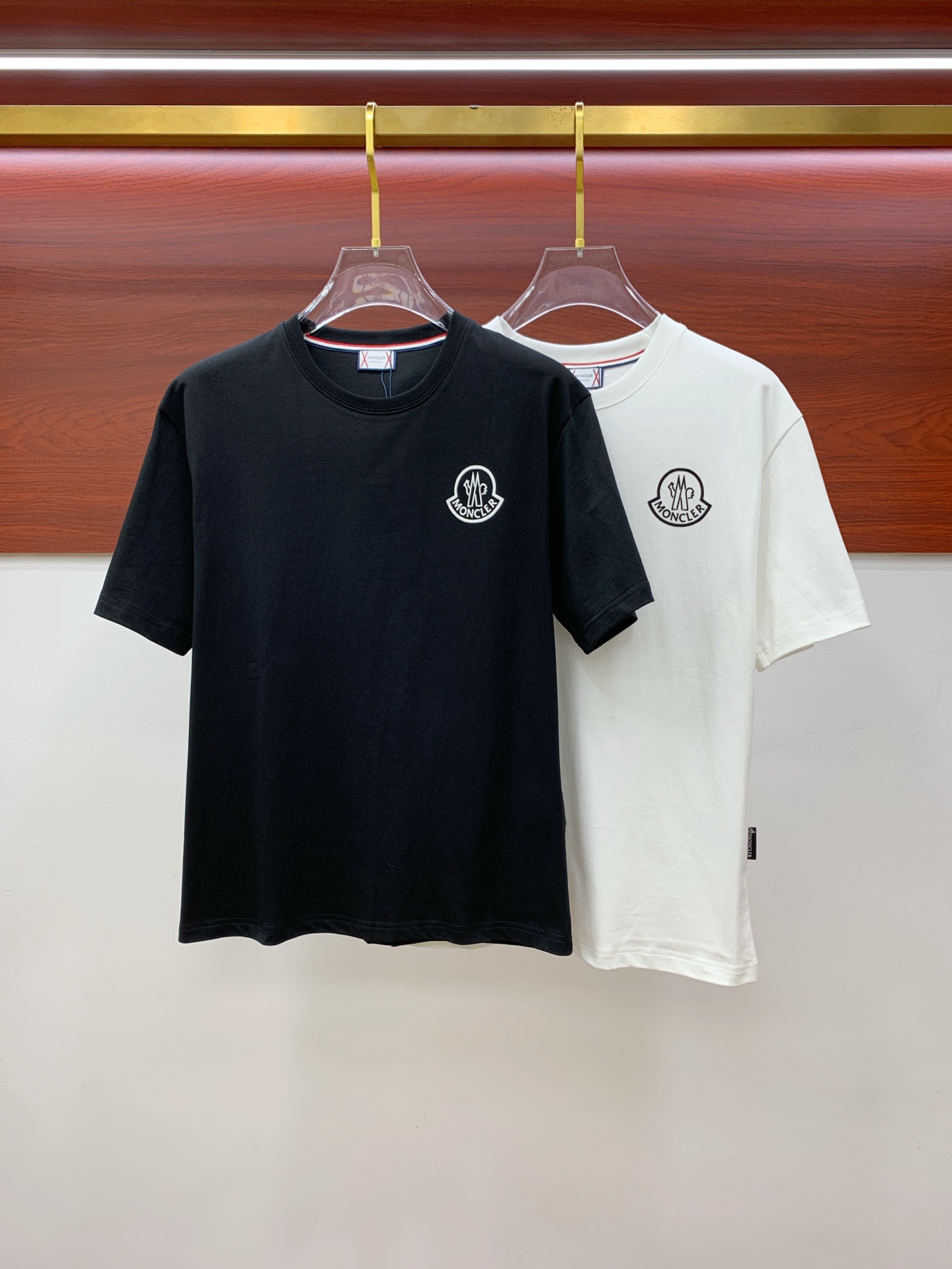 NO:416140,The new short-sleeved T-shirt for the 2025 summer, the personalized art series exclusively released on the entire network. The versatile details are perfectly processed and pure cotton fabric is very exquisite. The original fabric is the same as the Internet celebrity celebrity and the same style. The high-quality feel is very comfortable. Fashionable and personalized. The super versatile and beautiful style is the same as the men and women. The same color is black and white. The number of numbers M-3XL, Moncler, T-shirt,tees, t-shirt,alexander wang19860909蒙口2025夏季新款短袖T恤,个性艺术系列全网独家首发 百搭款细节处理完美纯棉面料十分精致 原版面料 网红明星同款高版本 高品质手感非常舒服 时尚又个性 超级百搭好看的一款男女同款颜色黑、白 码数M-3XL,,Moncler,T-shirt,tees，t-shirt,alexander wang,Men's clothing