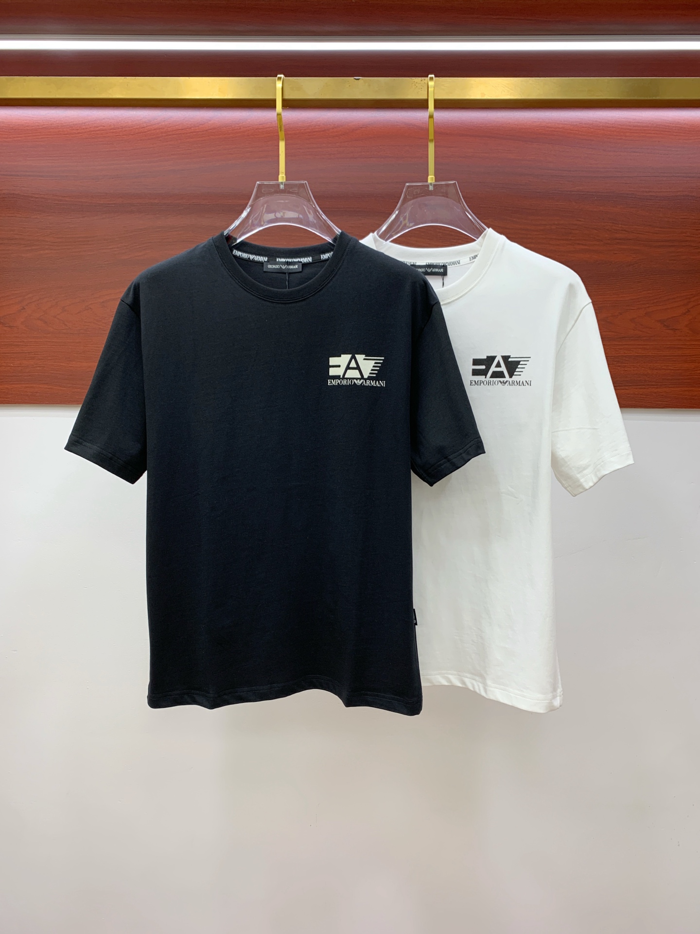 NO:416148,Armani's new short-sleeved T-shirt for summer 2025, the personalized art series exclusively launched on the entire network. The versatile details are perfectly processed and pure cotton fabric is very exquisite. Original fabric. The same high-quality and comfortable hand feels very fashionable and personalized. A super versatile and beautiful style for men and women. The same color is black and white. The number of numbers M-3XL, armani, T-shirt,tees, t-shirt,alexander wang19860909阿玛尼2025夏季新款短袖T恤,个性艺术系列全网独家首发 百搭款细节处理完美纯棉面料十分精致 原版面料 网红明星同款高版本 高品质手感非常舒服 时尚又个性 超级百搭好看的一款男女同款颜色黑、白 码数M-3XL,,armani,T-shirt,tees，t-shirt,alexander wang,Men's clothing