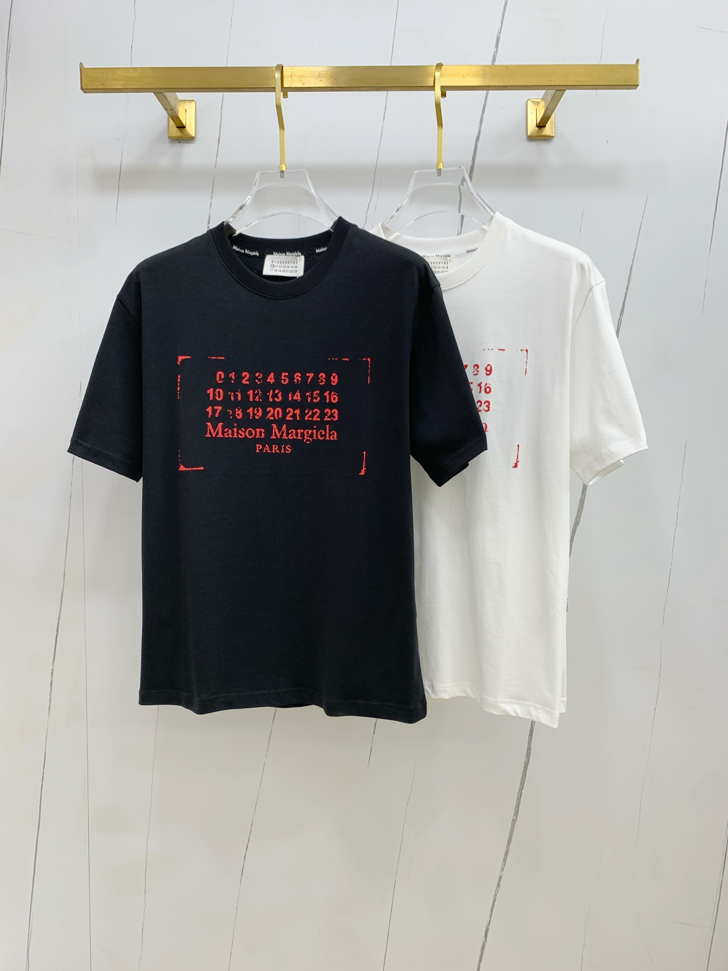 NO:462659,Majila's new short-sleeved T-shirt for summer 2025, the personalized art series exclusively launched on the entire network. The versatile details are perfectly processed and the pure cotton fabric is very exquisite. The original fabric is the same as the Internet celebrity celebrity and the same high-quality feel is very comfortable. Fashionable and personalized. A super versatile and beautiful style for men and women. The same color is black and white. The number of code M-3XL!  ,,masion margiela,T-shirt,tees,t-shirt,alexander wang19860909马吉拉2025夏季新款短袖T恤,个性艺术系列全网独家首发 百搭款细节处理完美纯棉面料十分精致 原版面料 网红明星同款高版本 高品质手感非常舒服 时尚又个性 超级百搭好看的一款男女同款颜色黑、白 码数M-3XL！,,masion margiela,T-shirt,tees，t-shirt,alexander wang,Men's clothing