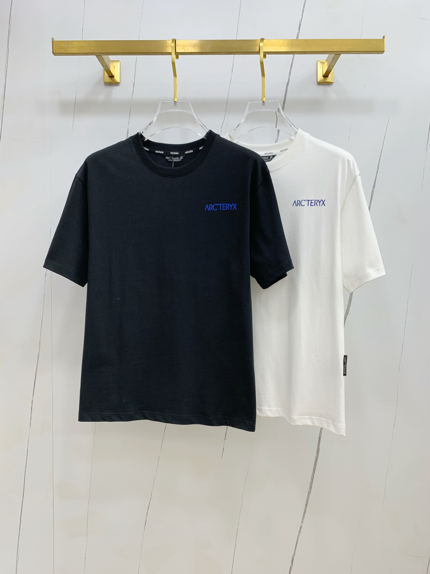 NO:462643,Archaeopteryx 2025 summer new short-sleeved T-shirt, the personalized art series exclusively released on the entire network. The versatile details are perfectly processed and the pure cotton fabric is very exquisite. The original fabric is the same as the Internet celebrity celebrity and the same high-quality feel is very comfortable. Fashionable and personalized. A super versatile and beautiful style for men and women. The same color is black and white. The number of code M-3XL!  ,arc'teryx,T-shirt,tees,t-shirt,alexander wang19860909始祖鸟2025夏季新款短袖T恤,个性艺术系列全网独家首发 百搭款细节处理完美纯棉面料十分精致 原版面料 网红明星同款高版本 高品质手感非常舒服 时尚又个性 超级百搭好看的一款男女同款颜色黑、白 码数M-3XL！,arc'teryx,T-shirt,tees，t-shirt,alexander wang,Men's clothing