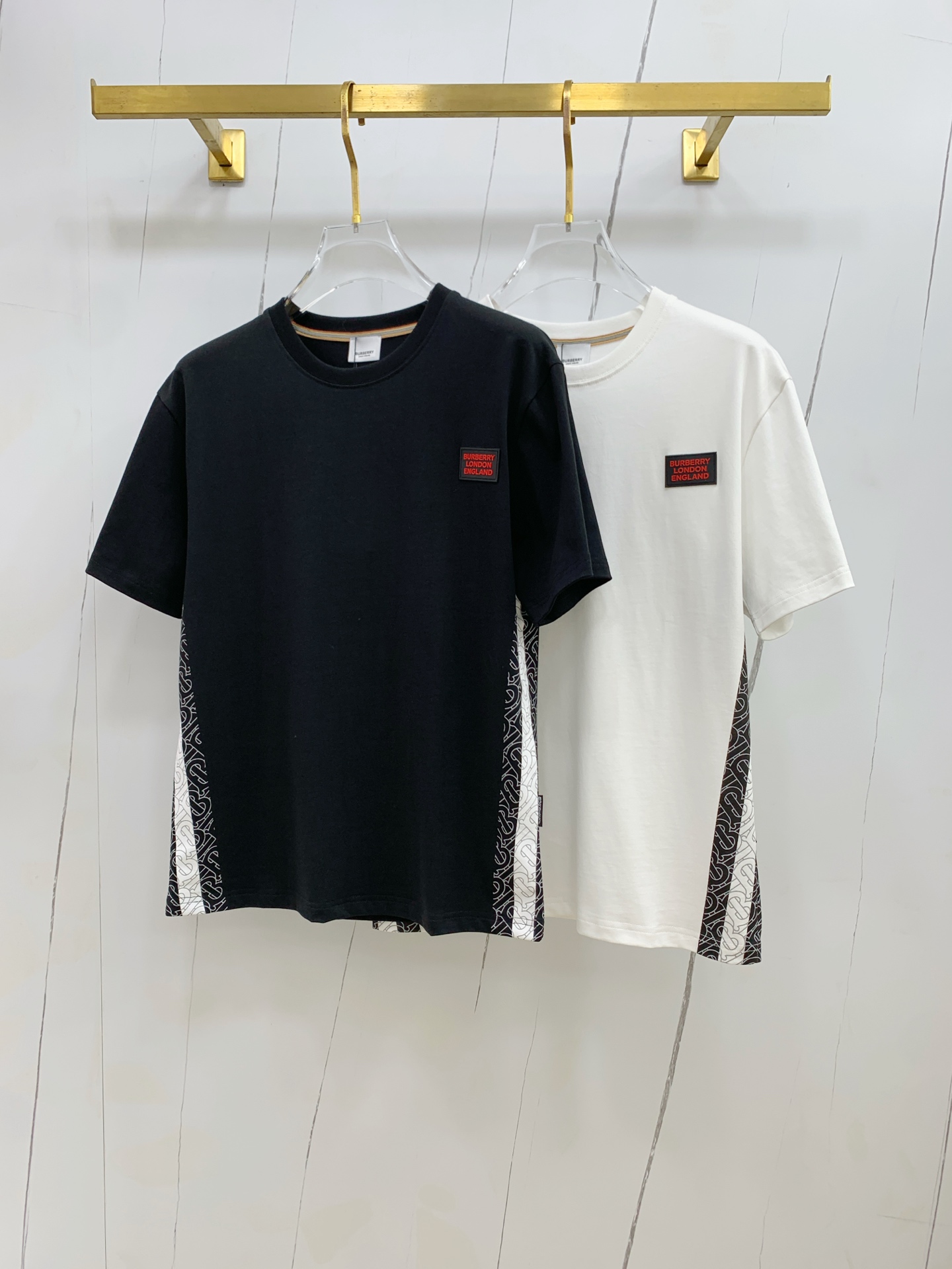 NO:462682,Burberry's new short-sleeved T-shirt for summer 2025, the personalized art series is exclusively released on the entire network. The versatile details are perfectly processed and the pure cotton fabric is very exquisite. The original fabric is the same as the Internet celebrity celebrity and the same high-quality feel is very comfortable. Fashionable and personalized. A super versatile and beautiful style for men and women. The same color is black and white. The number of code M-3XL!  ,burberry,T-shirt,tees,t-shirt,alexander wang19860909巴宝莉2025夏季新款短袖T恤,个性艺术系列全网独家首发 百搭款细节处理完美纯棉面料十分精致 原版面料 网红明星同款高版本 高品质手感非常舒服 时尚又个性 超级百搭好看的一款男女同款颜色黑、白 码数M-3XL！,,burberry,T-shirt,tees，t-shirt,alexander wang,Men's clothing