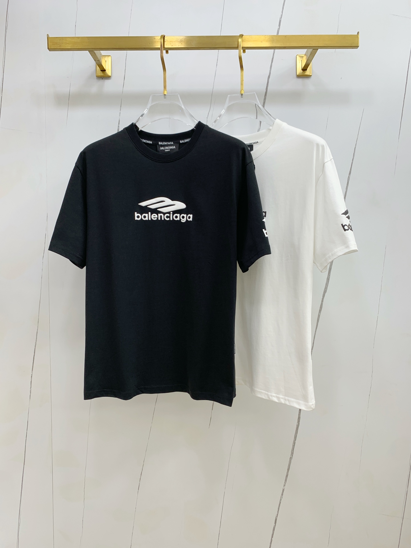 NO:462665,Balenciaga's new short-sleeved T-shirt for summer 2025, the personalized art series is exclusively released on the entire network. The versatile details are perfectly processed and the pure cotton fabric is very exquisite. The original fabric is the same as the Internet celebrity celebrity and the same high-quality feel is very comfortable. Fashionable and personalized. A super versatile and beautiful style for men and women. The same color is black and white. The number of code M-3XL!  ,,balenciaga,T-shirt,tees,t-shirt,alexander wang19860909巴黎世家2025夏季新款短袖T恤,个性艺术系列全网独家首发 百搭款细节处理完美纯棉面料十分精致 原版面料 网红明星同款高版本 高品质手感非常舒服 时尚又个性 超级百搭好看的一款男女同款颜色黑、白 码数M-3XL！,,balenciaga,T-shirt,tees，t-shirt,alexander wang,Men's clothing