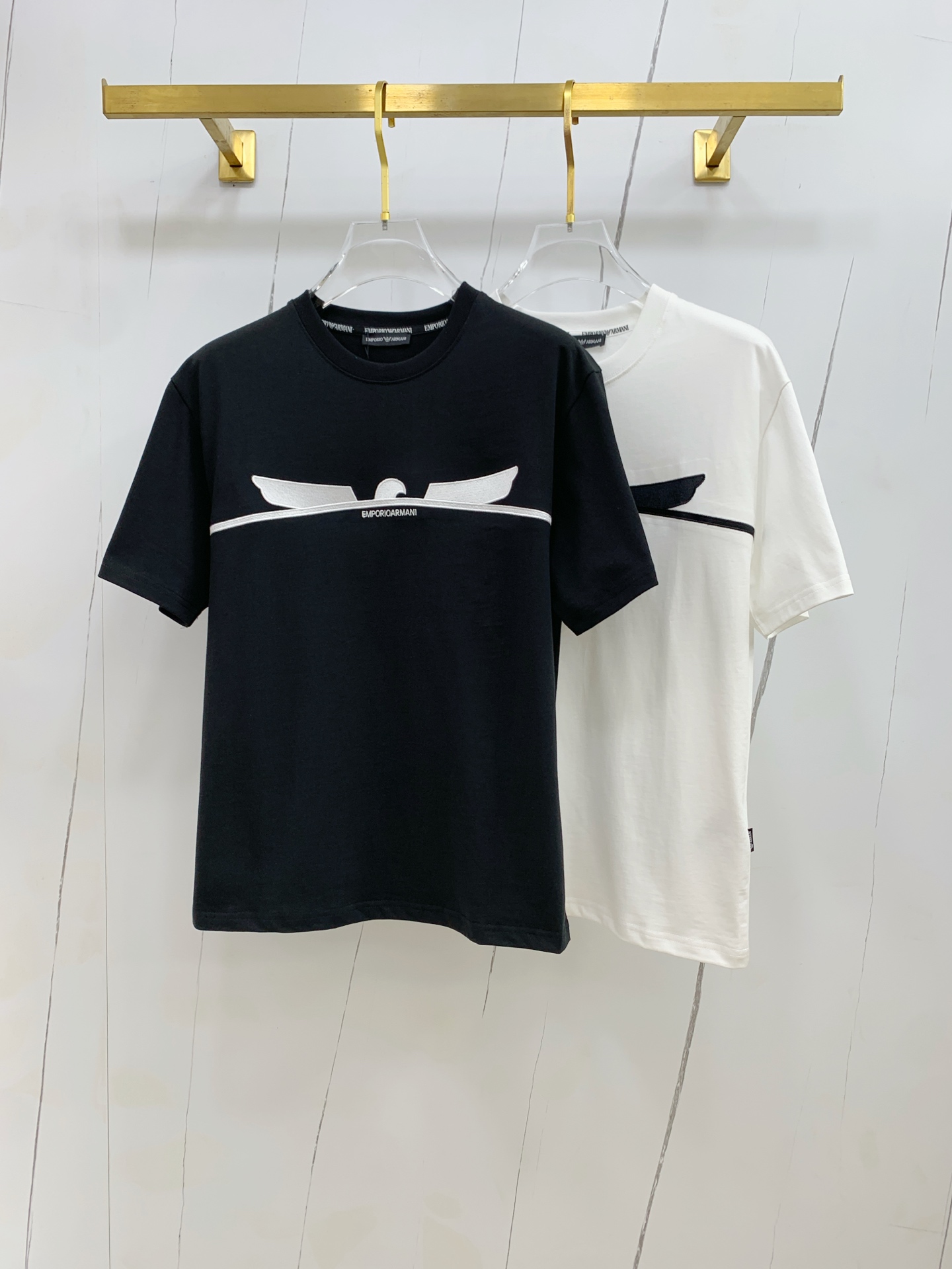 NO:462674,Armani's new short-sleeved T-shirt for summer 2025, the personalized art series exclusively launched on the entire network. The versatile details are perfectly processed and the pure cotton fabric is very exquisite. The original fabric is the same as the Internet celebrity celebrity and the same high-quality feel is very comfortable. Fashionable and personalized. A super versatile and beautiful style for men and women. The same color is black and white. The number of code M-3XL!  ,,armani,T-shirt,tees,t-shirt,alexander wang19860909阿玛尼2025夏季新款短袖T恤,个性艺术系列全网独家首发 百搭款细节处理完美纯棉面料十分精致 原版面料 网红明星同款高版本 高品质手感非常舒服 时尚又个性 超级百搭好看的一款男女同款颜色黑、白 码数M-3XL！,,armani,T-shirt,tees，t-shirt,alexander wang,Men's clothing