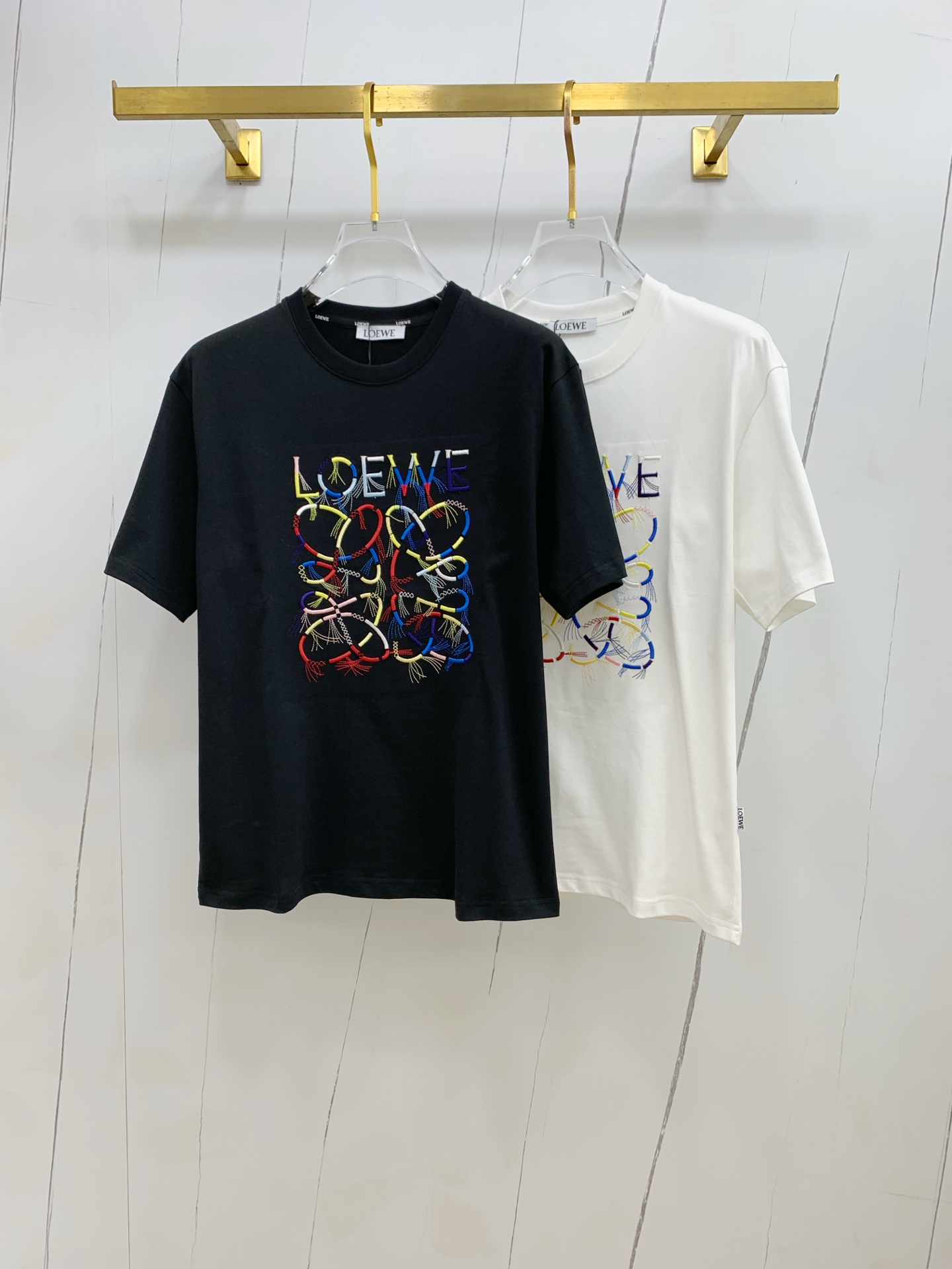 NO:462635,Luo Yiwei's new short-sleeved T-shirt for summer 2025, the personalized art series is exclusively released on the entire network. The versatile details are perfectly processed and the pure cotton fabric is very exquisite. The original fabric is the same as the Internet celebrity celebrity and the same high-quality feel is very comfortable. Fashionable and personalized. A super versatile and beautiful style for men and women. The same color is black and white. The number of code M-3XL!  ,loewe,T-shirt,tees,t-shirt,alexander wang19860909罗意威2025夏季新款短袖T恤,个性艺术系列全网独家首发 百搭款细节处理完美纯棉面料十分精致 原版面料 网红明星同款高版本 高品质手感非常舒服 时尚又个性 超级百搭好看的一款男女同款颜色黑、白 码数M-3XL！,,loewe,T-shirt,tees，t-shirt,alexander wang,Men's clothing