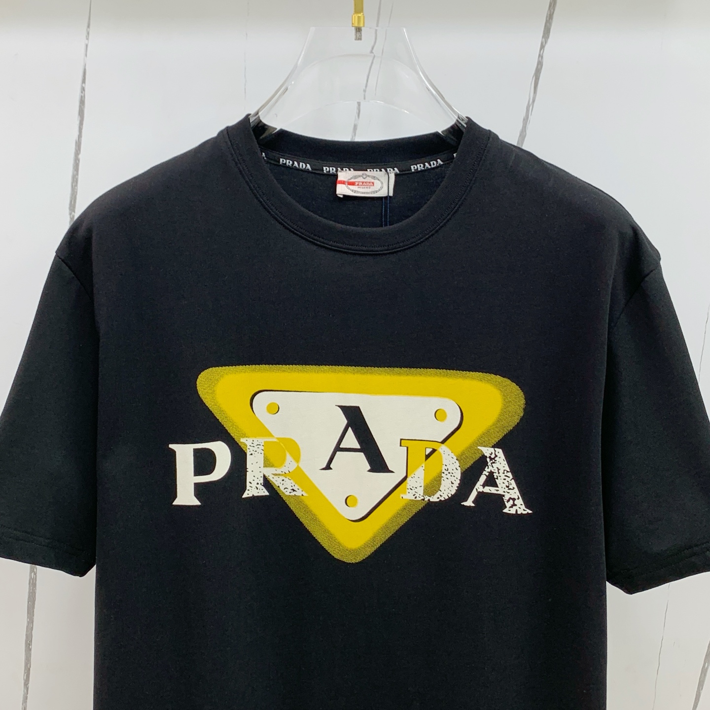 P普拉达2025夏季新款短袖T恤，个性艺术系列全网独家首发 百搭款细节处理完美纯棉面料十分精致 原版面料