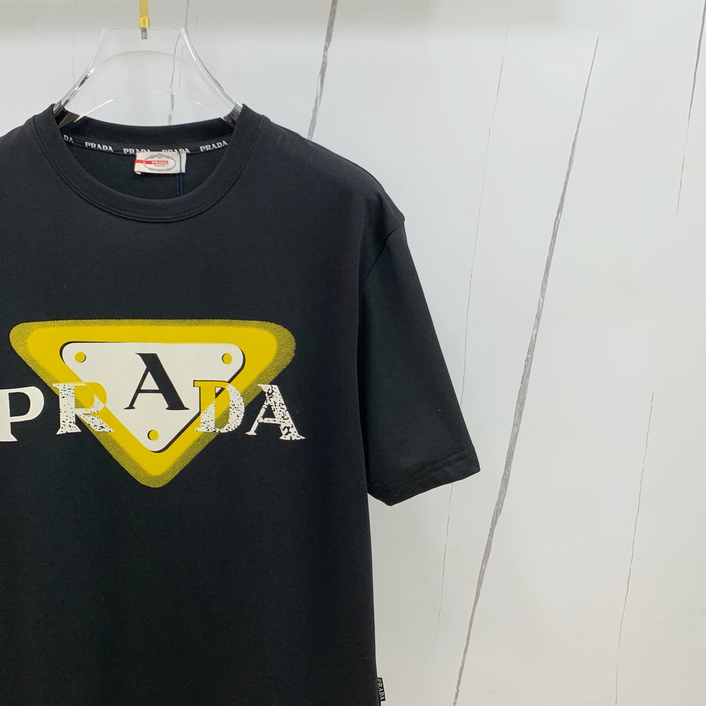 P普拉达2025夏季新款短袖T恤，个性艺术系列全网独家首发 百搭款细节处理完美纯棉面料十分精致 原版面料