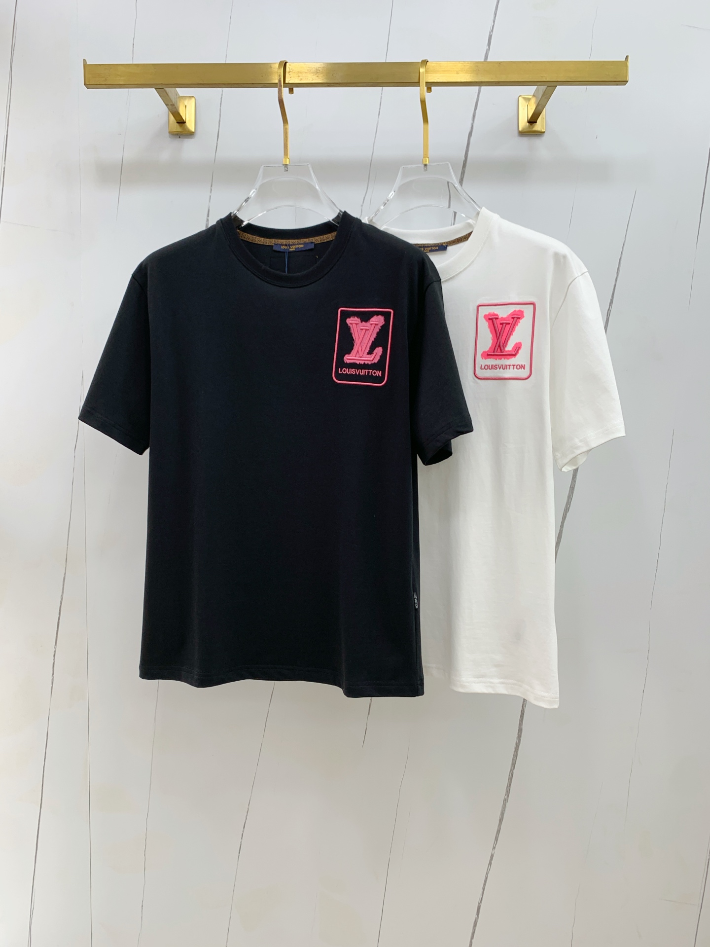 PLV 2025夏季新款短袖T恤，个性艺术系列全网独家首发 百搭款细节处理完美纯棉面料十分精致 原版面料