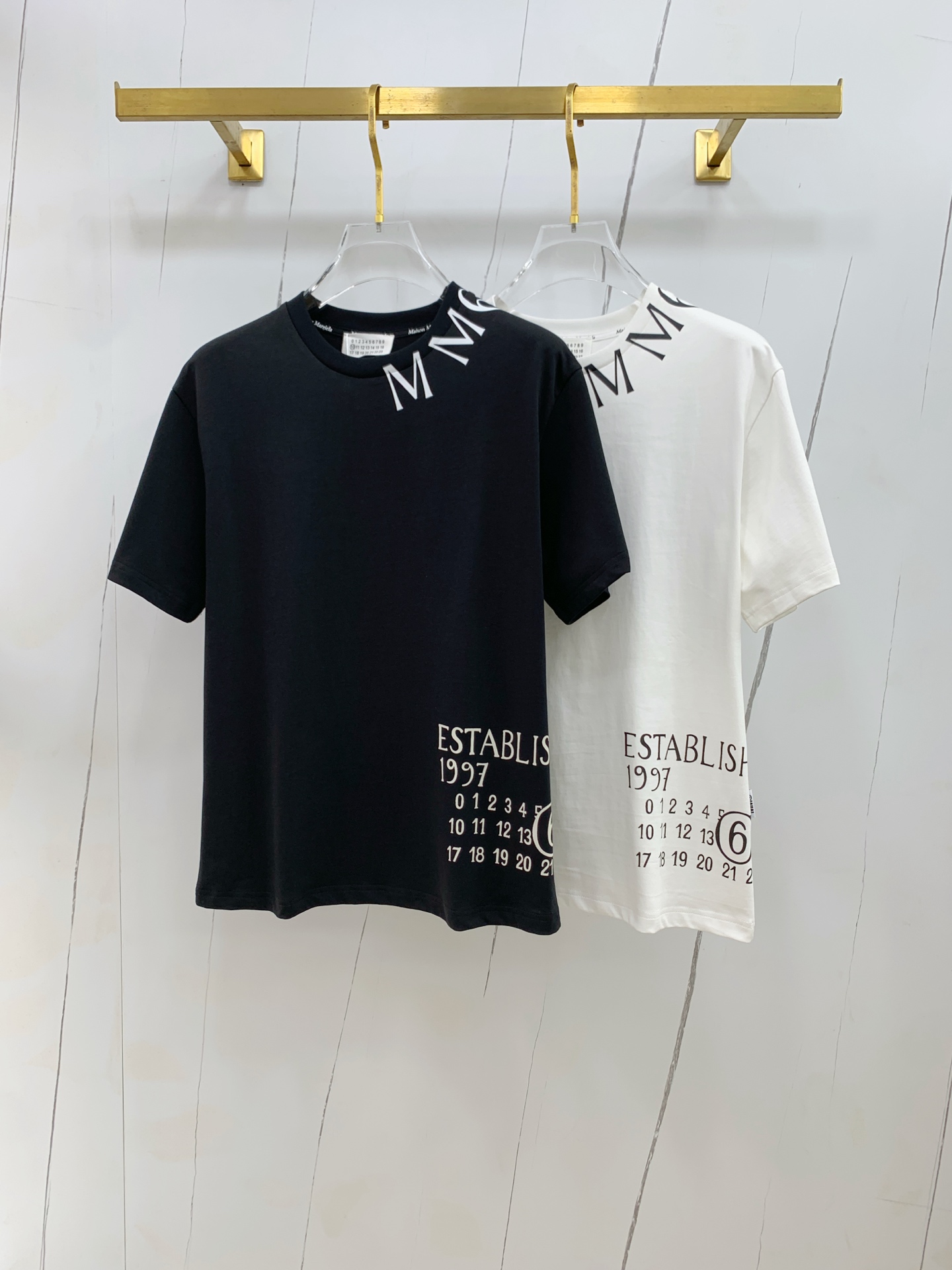 NO:453353,Magila's new short-sleeved T-shirt for summer 2025, the personalized art series exclusively released on the entire network. The versatile details are perfectly processed and pure cotton fabric is very exquisite. Original fabric. The same high-quality and comfortable hand feels very fashionable and personalized. A super versatile and beautiful style for men and women. The same color is black and white. The number of codes M-3XL,,masion margiela,T-shirt,tees,t-shirt,alexander wang19860909马吉拉2025夏季新款短袖T恤,个性艺术系列全网独家首发 百搭款细节处理完美纯棉面料十分精致 原版面料 网红明星同款高版本 高品质手感非常舒服 时尚又个性 超级百搭好看的一款男女同款颜色黑、白 码数M-3XL,,masion margiela,T-shirt,tees，t-shirt,alexander wang,Men's clothing