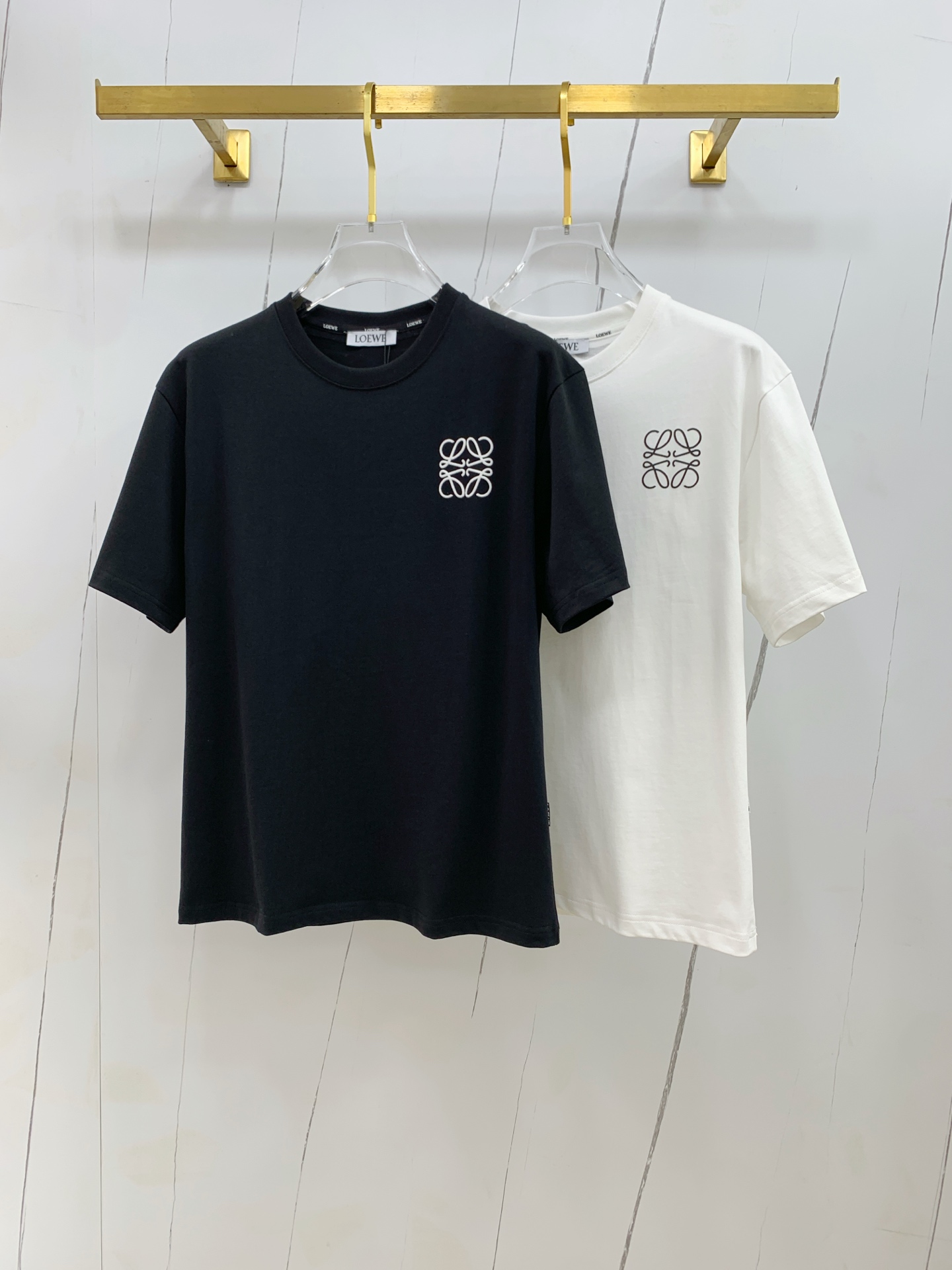 NO:453348,Luo Yiwei's new short-sleeved T-shirt in summer 2025, the personalized art series exclusively launched on the entire network. The versatile details are perfectly processed and pure cotton fabric is very exquisite. Original fabric. The same high-quality and comfortable hand feels very fashionable and personalized. A super versatile and beautiful style for men and women. The same color is black and white. The number of numbers M-3XL, loewe, T-shirt,tees, t-shirt,alexander wang19860909罗意威2025夏季新款短袖T恤,个性艺术系列全网独家首发 百搭款细节处理完美纯棉面料十分精致 原版面料 网红明星同款高版本 高品质手感非常舒服 时尚又个性 超级百搭好看的一款男女同款颜色黑、白 码数M-3XL,,loewe,T-shirt,tees，t-shirt,alexander wang,Men's clothing