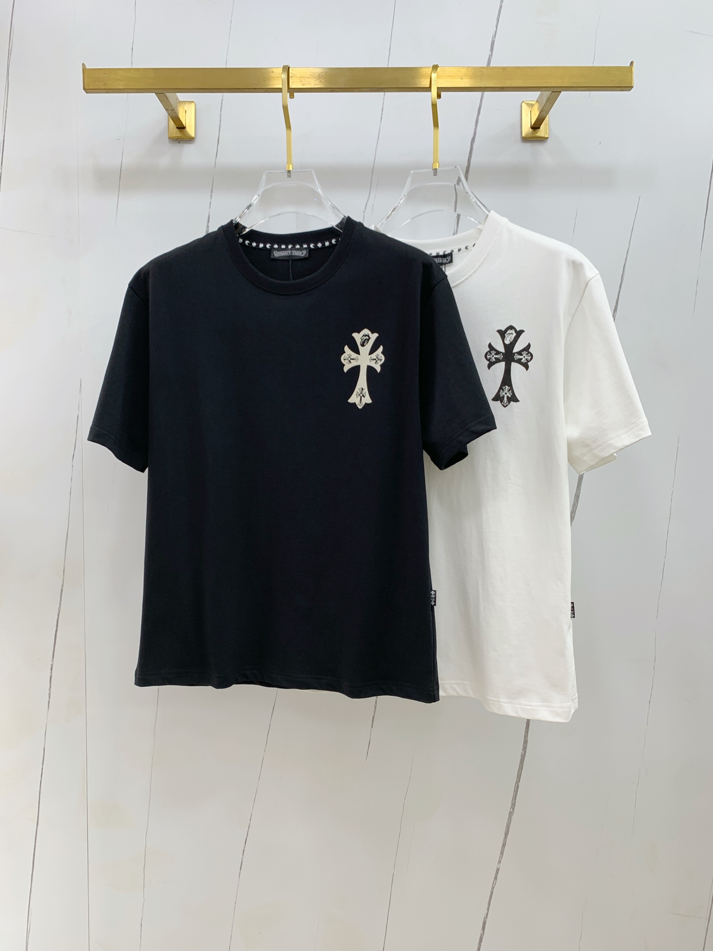 NO:461916,Croxin's new short-sleeved T-shirt in summer 2025, the personalized art series exclusively launched on the entire network. The versatile details are perfectly processed and pure cotton fabric is very exquisite. Original fabric. The same high-quality and comfortable hand feels very fashionable and personalized. A super versatile and beautiful style for men and women. The same color is black and white. The number of versatile and beautiful M-3XL, chrome hearts, T-shirt, tees, t-shirt, alexander wang19860909克罗心2025夏季新款短袖T恤,个性艺术系列全网独家首发 百搭款细节处理完美纯棉面料十分精致 原版面料 网红明星同款高版本 高品质手感非常舒服 时尚又个性 超级百搭好看的一款男女同款颜色黑、白 码数M-3XL,,chrome hearts,T-shirt,tees，t-shirt,alexander wang,Men's clothing