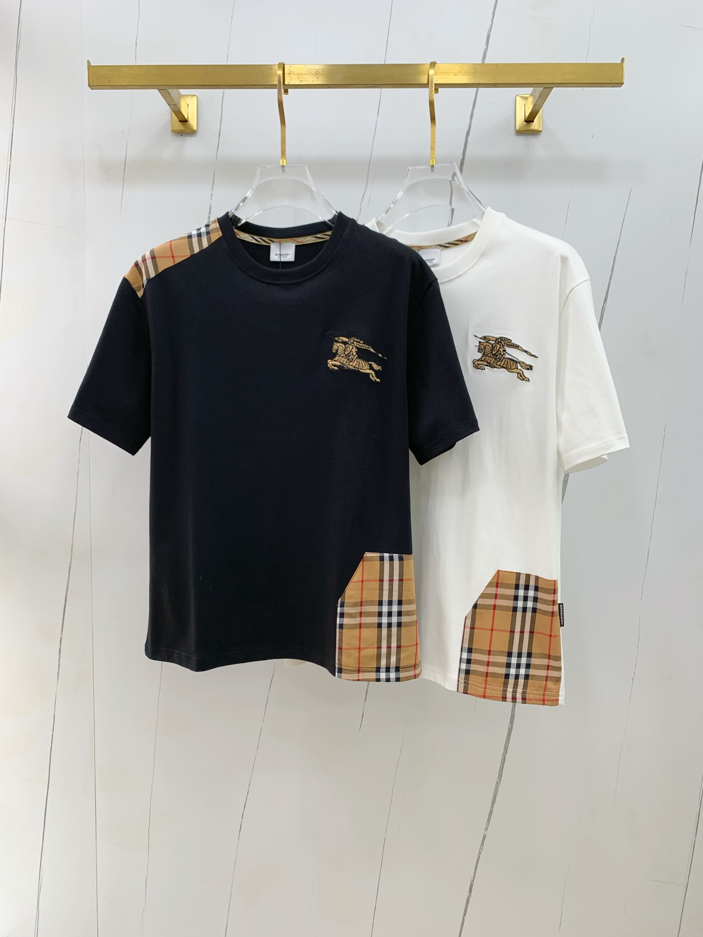 NO:490973,Burberry's new short-sleeved T-shirt in summer 2025, the personalized art series exclusively released on the entire network. The versatile details are perfectly processed and pure cotton fabric is very exquisite. Original fabric. The same high-quality and comfortable hand feels very fashionable and personalized. A super versatile and beautiful style for men and women. The same color is black and white. M-3XL, burberry, T-shirt,tees, t-shirt,alexander wang19860909巴宝莉2025夏季新款短袖T恤,个性艺术系列全网独家首发 百搭款细节处理完美纯棉面料十分精致 原版面料 网红明星同款高版本 高品质手感非常舒服 时尚又个性 超级百搭好看的一款男女同款颜色黑、白 码数M-3XL,,burberry,T-shirt,tees，t-shirt,alexander wang,Men's clothing