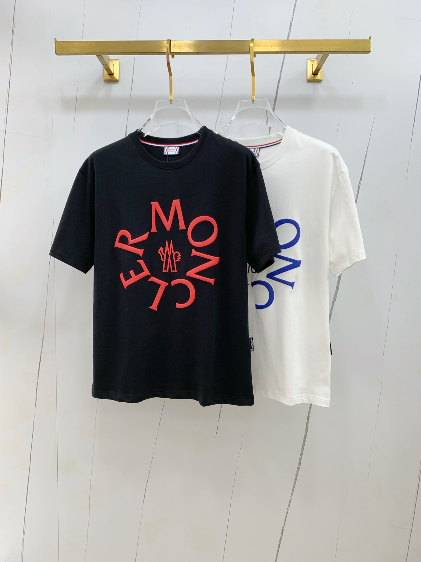 NO:490977,The new short-sleeved T-shirt for the 2025 summer, the personalized art series exclusively released on the entire network. The versatile details are perfectly processed and pure cotton fabric is very exquisite. The original fabric is the same as the Internet celebrity celebrity and the same style. The high-quality feel is very comfortable. Fashionable and personalized. The super versatile and beautiful style is the same as the men and women. The same color is black and white. The number of numbers M-3XL, Moncler, T-shirt,tees, t-shirt,alexander wang19860909蒙口2025夏季新款短袖T恤,个性艺术系列全网独家首发 百搭款细节处理完美纯棉面料十分精致 原版面料 网红明星同款高版本 高品质手感非常舒服 时尚又个性 超级百搭好看的一款男女同款颜色黑、白 码数M-3XL,,Moncler,T-shirt,tees，t-shirt,alexander wang,Men's clothing