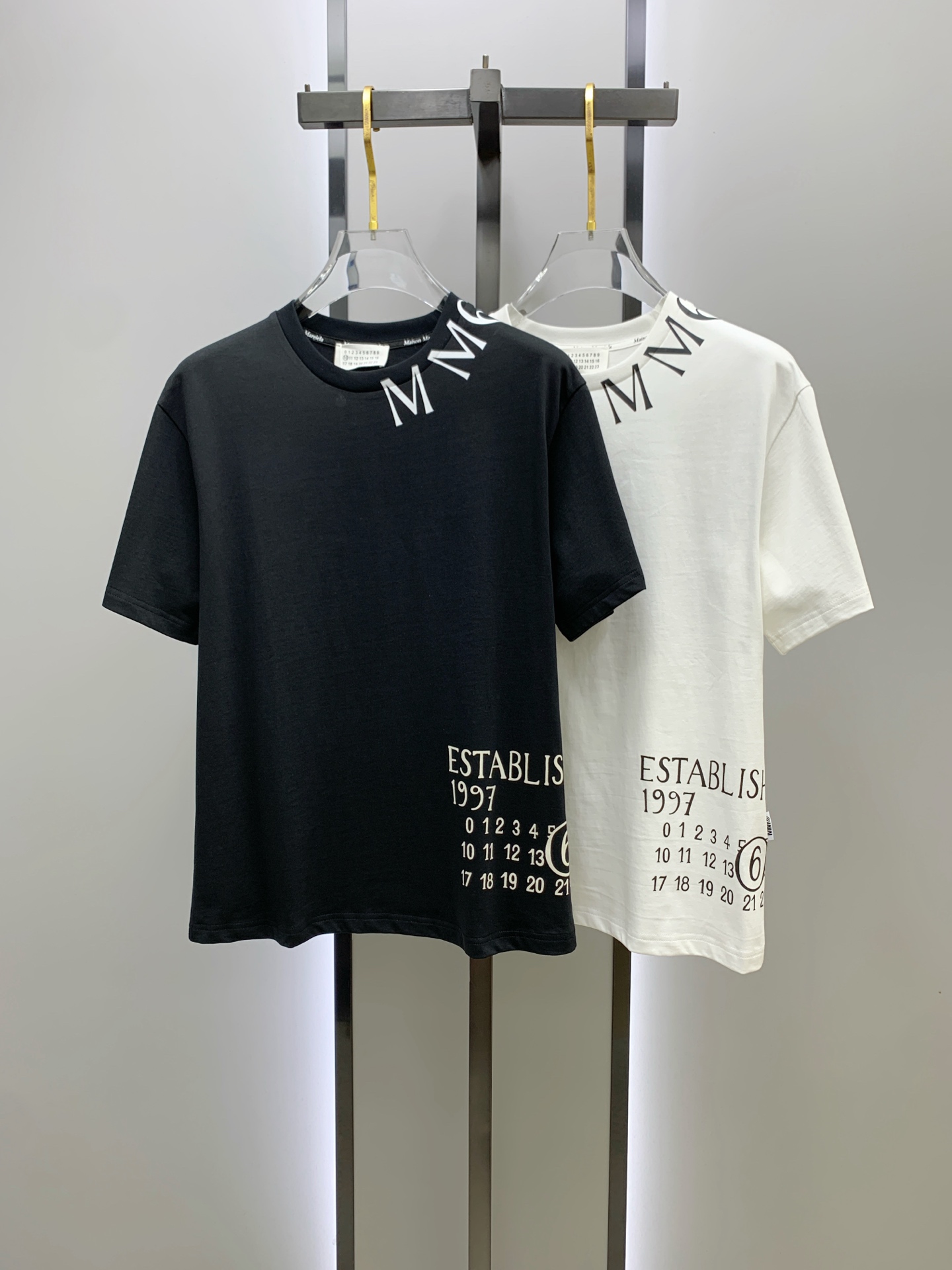 NO:443627,Magila's new summer short-sleeved T-shirt, the personalized art series exclusively released on the entire network. The versatile details are perfectly processed and pure cotton fabric is very exquisite. Original fabric. The same high-quality and comfortable hand feels very fashionable and personalized. A super versatile and beautiful style for men and women. The same color is black and white. M-3XL,,masion margiela,T-shirt,tees,t-shirt,alexander wang19860909马吉拉夏季新款短袖T恤,个性艺术系列全网独家首发 百搭款细节处理完美纯棉面料十分精致 原版面料 网红明星同款高版本 高品质手感非常舒服 时尚又个性 超级百搭好看的一款男女同款颜色黑、白 码数M-3XL,,masion margiela,T-shirt,tees，t-shirt,alexander wang,Men's clothing