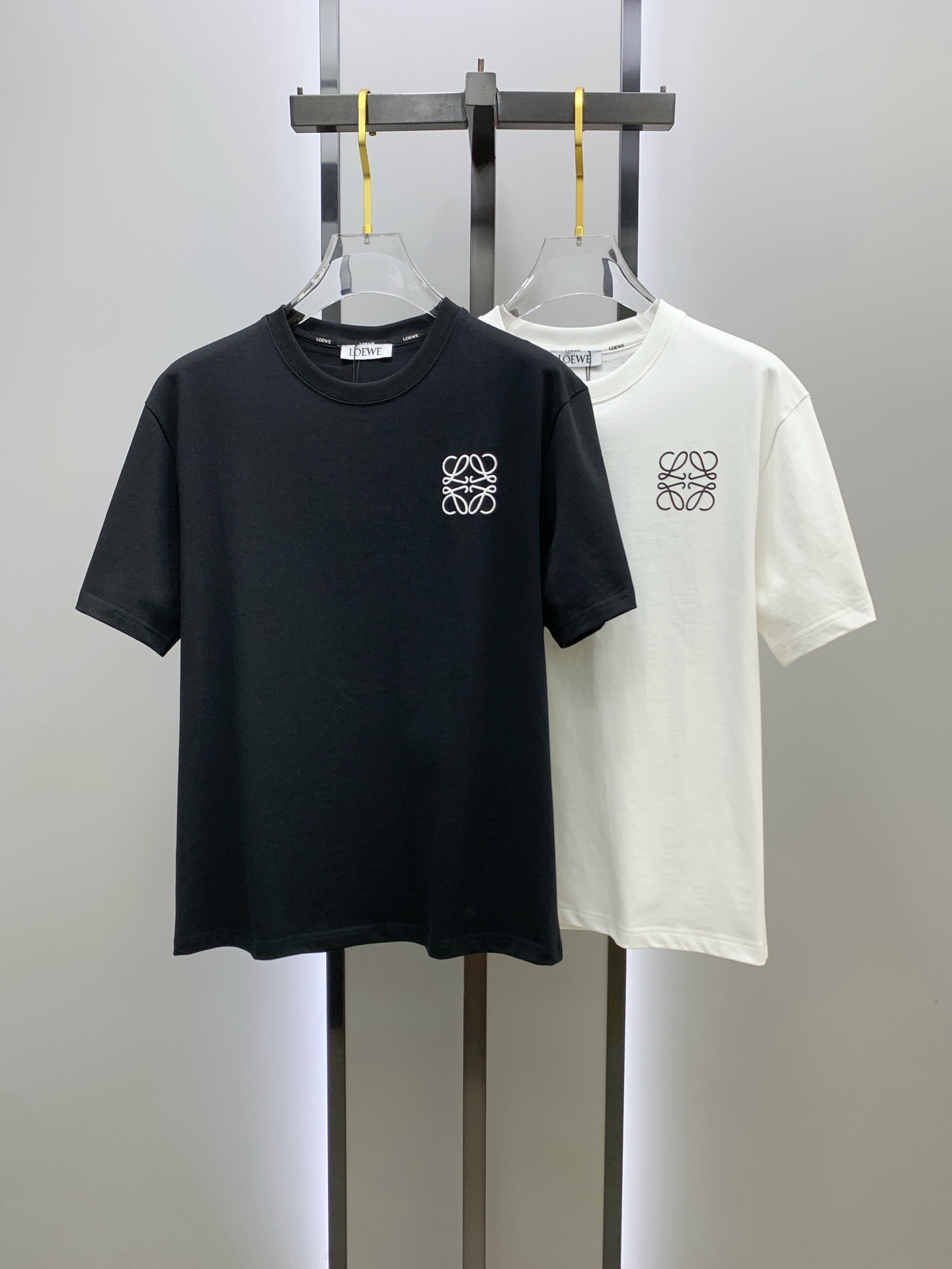 NO:443632,Luo Yiwei's new short-sleeved T-shirt in summer, exclusive first on the entire network. The versatile details are perfectly processed and pure cotton fabric is very exquisite. Original fabric. The same high-quality and comfortable hand feels very fashionable and personalized. A super versatile and beautiful style for men and women. The same color is black and white. The number of numbers M-3XL, loewe, T-shirt,tees, t-shirt,alexander wang19860909罗意威夏季新款短袖T恤,个性艺术系列全网独家首发 百搭款细节处理完美纯棉面料十分精致 原版面料 网红明星同款高版本 高品质手感非常舒服 时尚又个性 超级百搭好看的一款男女同款颜色黑、白 码数M-3XL,,loewe,T-shirt,tees，t-shirt,alexander wang,Men's clothing