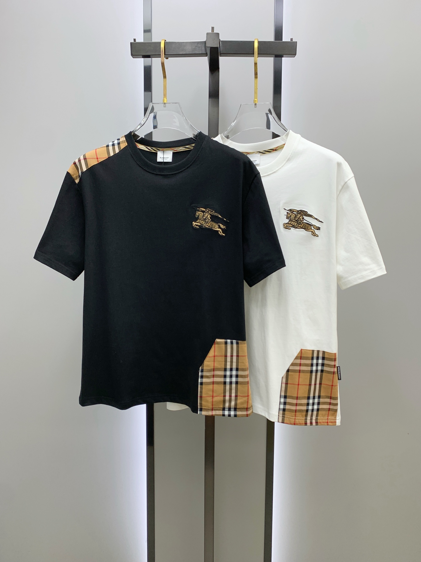 NO:443638,Burberry's new summer short-sleeved T-shirt, the personalized art series exclusively released on the entire network. The versatile details are perfectly processed and pure cotton fabric is very exquisite. Original fabric. The same high-quality and comfortable hand feels very fashionable and personalized. A super versatile and beautiful style for men and women. The same color is black and white. The number of numbers M-3XL, burberry, T-shirt,tees, t-shirt,alexander wang19860909巴宝莉夏季新款短袖T恤,个性艺术系列全网独家首发 百搭款细节处理完美纯棉面料十分精致 原版面料 网红明星同款高版本 高品质手感非常舒服 时尚又个性 超级百搭好看的一款男女同款颜色黑、白 码数M-3XL,,burberry,T-shirt,tees，t-shirt,alexander wang,Men's clothing