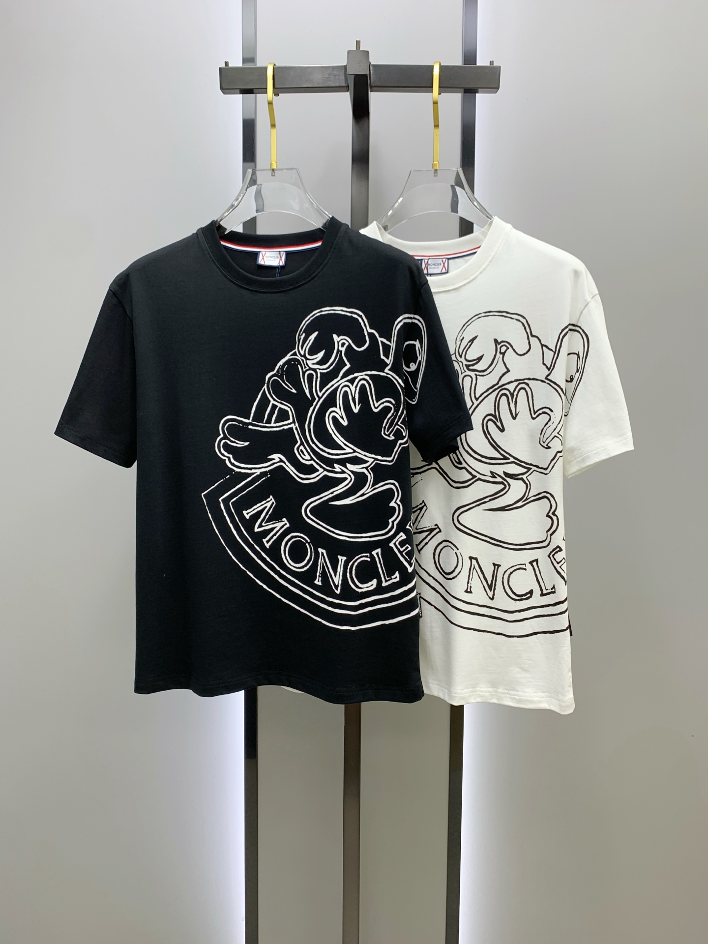 NO:443643,The new short-sleeved T-shirt in the summer, the personalized art series exclusively released on the entire network. The versatile details are perfectly processed and pure cotton fabric is very exquisite. The original fabric is the same as the Internet celebrity celebrity and the same high-quality feel is very comfortable. Fashionable and personalized. A super versatile and beautiful style for men and women. The same color is black and white. The number of codes M-3XL, Moncler, T-shirt,tees, t-shirt,alexander wang19860909蒙口夏季新款短袖T恤,个性艺术系列全网独家首发 百搭款细节处理完美纯棉面料十分精致 原版面料 网红明星同款高版本 高品质手感非常舒服 时尚又个性 超级百搭好看的一款男女同款颜色黑、白 码数M-3XL,,Moncler,T-shirt,tees，t-shirt,alexander wang,Men's clothing