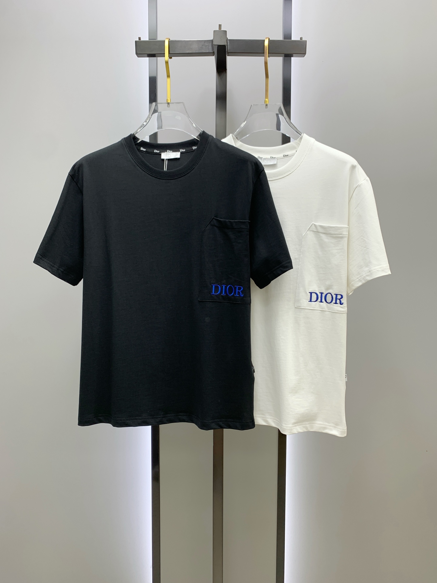 NO:454753,Dior 2025 summer new short-sleeved T-shirt, the personalized art series exclusively launched on the entire network. The versatile details are perfectly processed and pure cotton fabric is very exquisite. Original fabric. The same high-quality and comfortable hand feels very fashionable and personalized. A super versatile and beautiful style for men and women. The same color is black and white. The number of numbers M-3XL, dior, T-shirt,tees, t-shirt,alexander wang19860909迪奥2025夏季新款短袖T恤,个性艺术系列全网独家首发 百搭款细节处理完美纯棉面料十分精致 原版面料 网红明星同款高版本 高品质手感非常舒服 时尚又个性 超级百搭好看的一款男女同款颜色黑、白 码数M-3XL,,dior,T-shirt,tees，t-shirt,alexander wang,Men's clothing