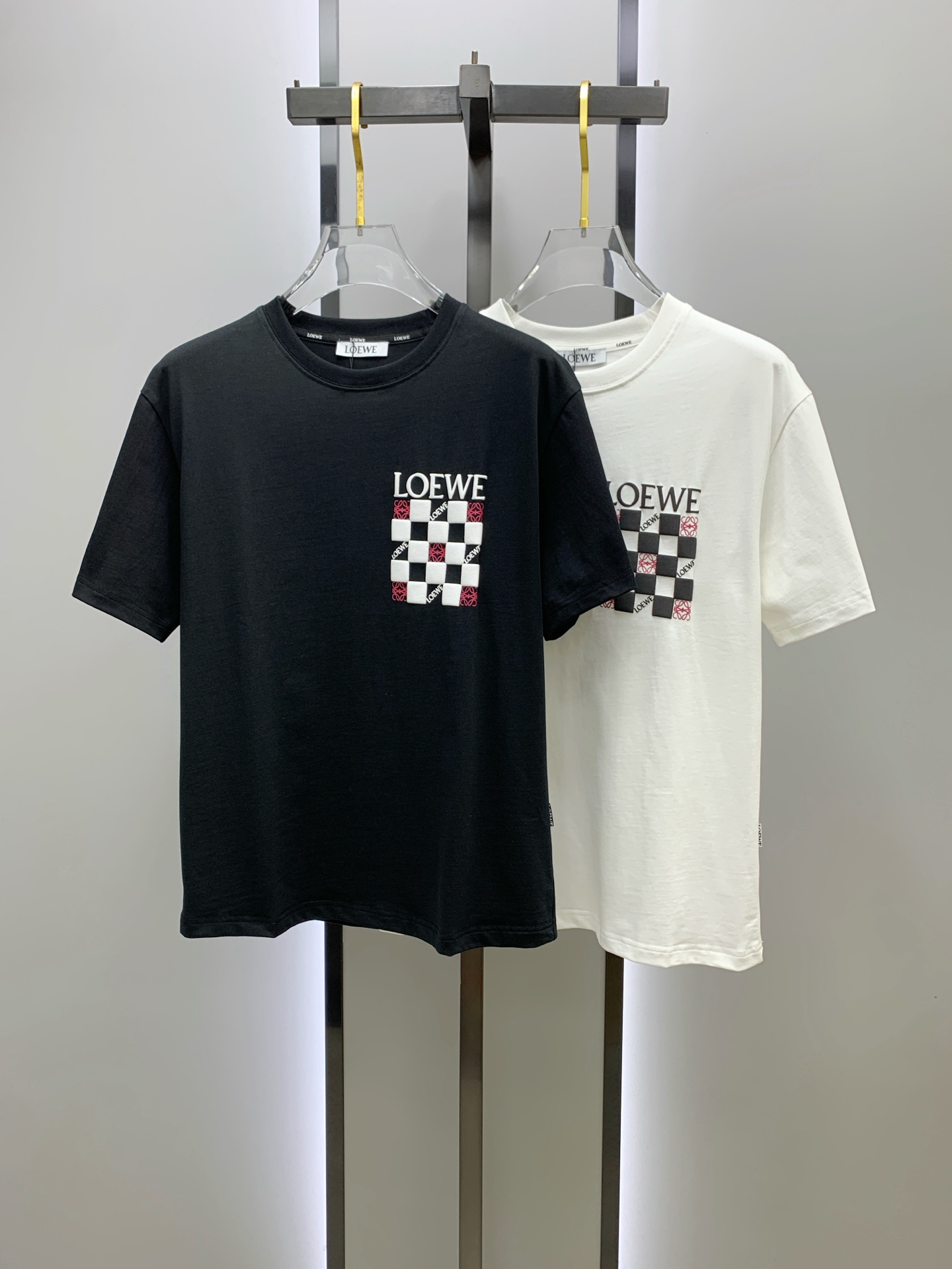 NO:443644,Luo Yiwei's new short-sleeved T-shirt in summer, exclusive first on the entire network. The versatile details are perfectly processed and pure cotton fabric is very exquisite. Original fabric. The same high-quality and comfortable hand feels very fashionable and personalized. A super versatile and beautiful style for men and women. The same color is black and white. The number of numbers M-3XL, loewe, T-shirt,tees, t-shirt,alexander wang19860909罗意威夏季新款短袖T恤,个性艺术系列全网独家首发 百搭款细节处理完美纯棉面料十分精致 原版面料 网红明星同款高版本 高品质手感非常舒服 时尚又个性 超级百搭好看的一款男女同款颜色黑、白 码数M-3XL,,loewe,T-shirt,tees，t-shirt,alexander wang,Men's clothing