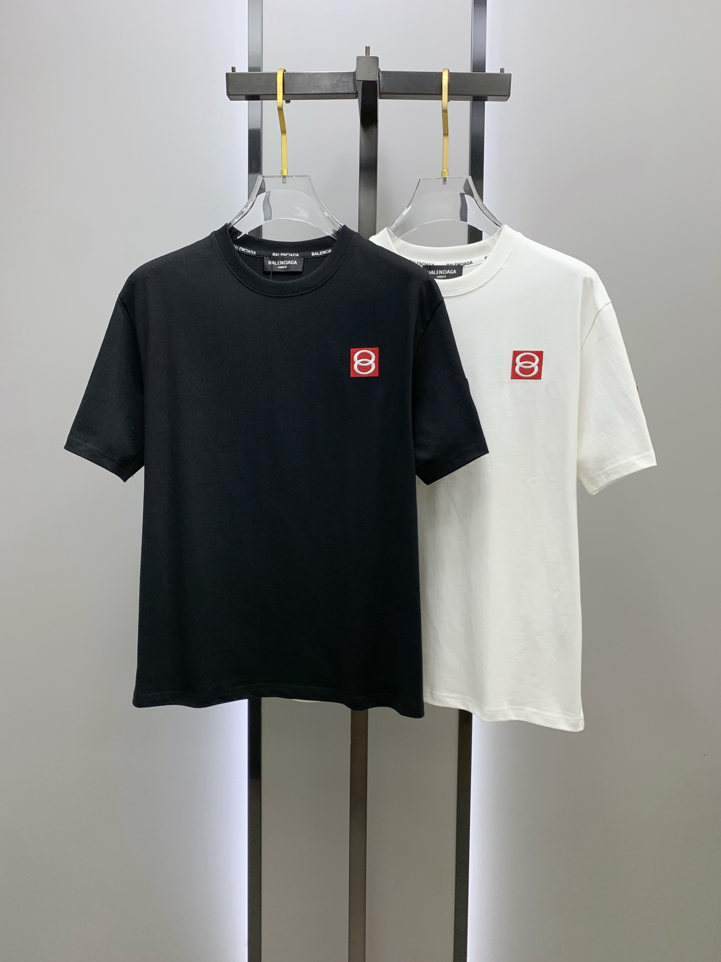 NO:454748,Balenciaga 2025 summer new short-sleeved T-shirt, the personalized art series exclusively released on the entire network. The versatile details are perfectly processed and pure cotton fabric is very exquisite. Original fabric. The same high-quality and comfortable hand feels very fashionable and personalized. A super versatile and beautiful style for men and women. The same color is black and white. M-3XL, balenciaga, T-shirt,tees, t-shirt,alexander wang19860909巴黎世家2025夏季新款短袖T恤,个性艺术系列全网独家首发 百搭款细节处理完美纯棉面料十分精致 原版面料 网红明星同款高版本 高品质手感非常舒服 时尚又个性 超级百搭好看的一款男女同款颜色黑、白 码数M-3XL,,balenciaga,T-shirt,tees，t-shirt,alexander wang,Men's clothing