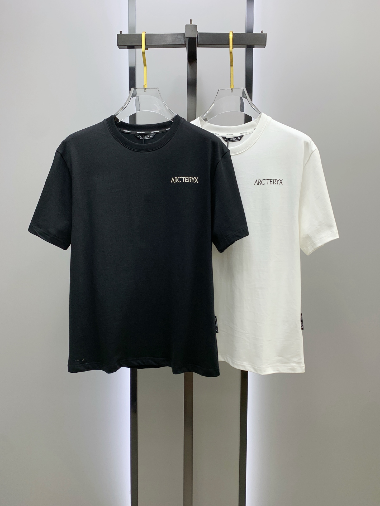 NO:443637,Archaeoptera bird's new summer short-sleeved T-shirt, the personalized art series exclusively released on the entire network. The versatile details are perfectly processed and pure cotton fabric is very exquisite. Original fabric. The same high-quality and comfortable hand feels very fashionable and personalized. A super versatile and beautiful style for men and women. The same color is black and white. Number M-3XL, arc'teryx, T-shirt,tees, t-shirt,alexander wang19860909始祖鸟夏季新款短袖T恤,个性艺术系列全网独家首发 百搭款细节处理完美纯棉面料十分精致 原版面料 网红明星同款高版本 高品质手感非常舒服 时尚又个性 超级百搭好看的一款男女同款颜色黑、白 码数M-3XL,arc'teryx,T-shirt,tees，t-shirt,alexander wang,Men's clothing